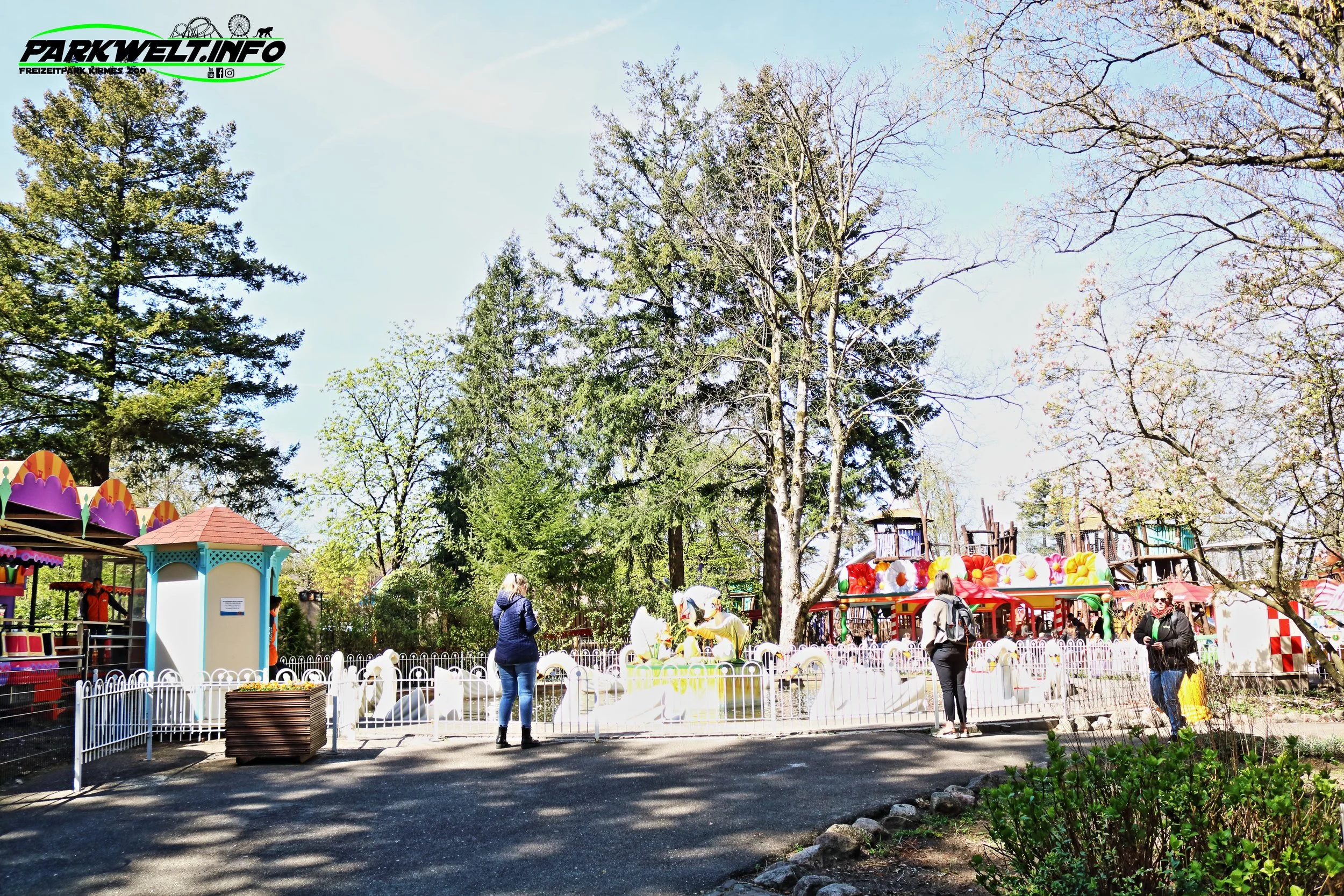 Zwanenmolen Schwanen Karussell Avonturenpark Hellendoorn Freizeitpark Themepark Amusementpark Attractiepark Info Attraktionen Fahrgeschäfte Park Plan Map Guide Achterbahn Coaster Rollercoaster Öffnungszeiten Preise