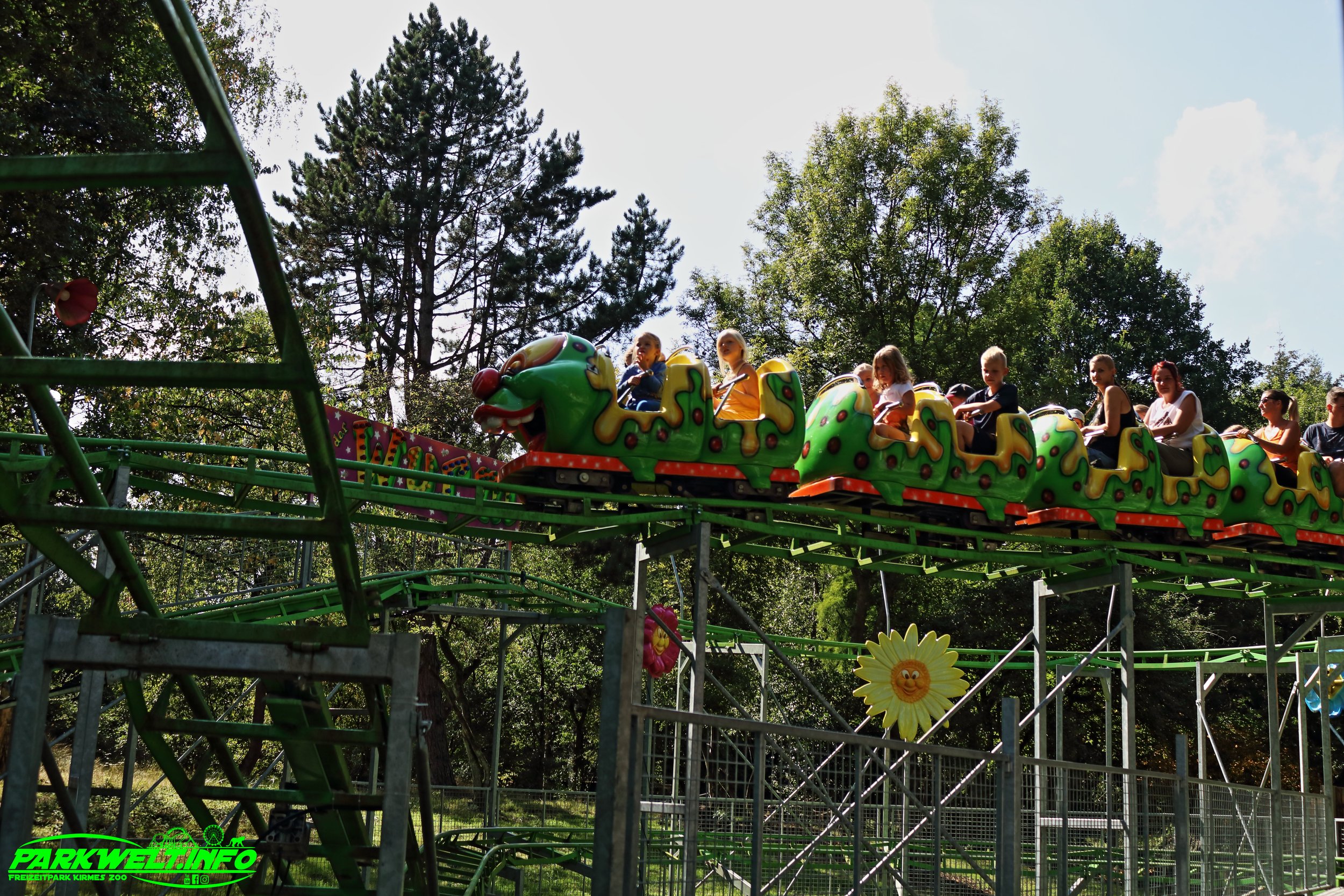 Familienachterbahn Willi der Wurm Achterbahn Rollercoaster Güven Amusement Rides Brucomela  Landerlebnis Jansen Westerstede Freizeitpark Themepark Amusementpark Achterbahn Attraktionen Fahrgeschäfte Parkplan Park Plan Anfahrt Parkplatz
