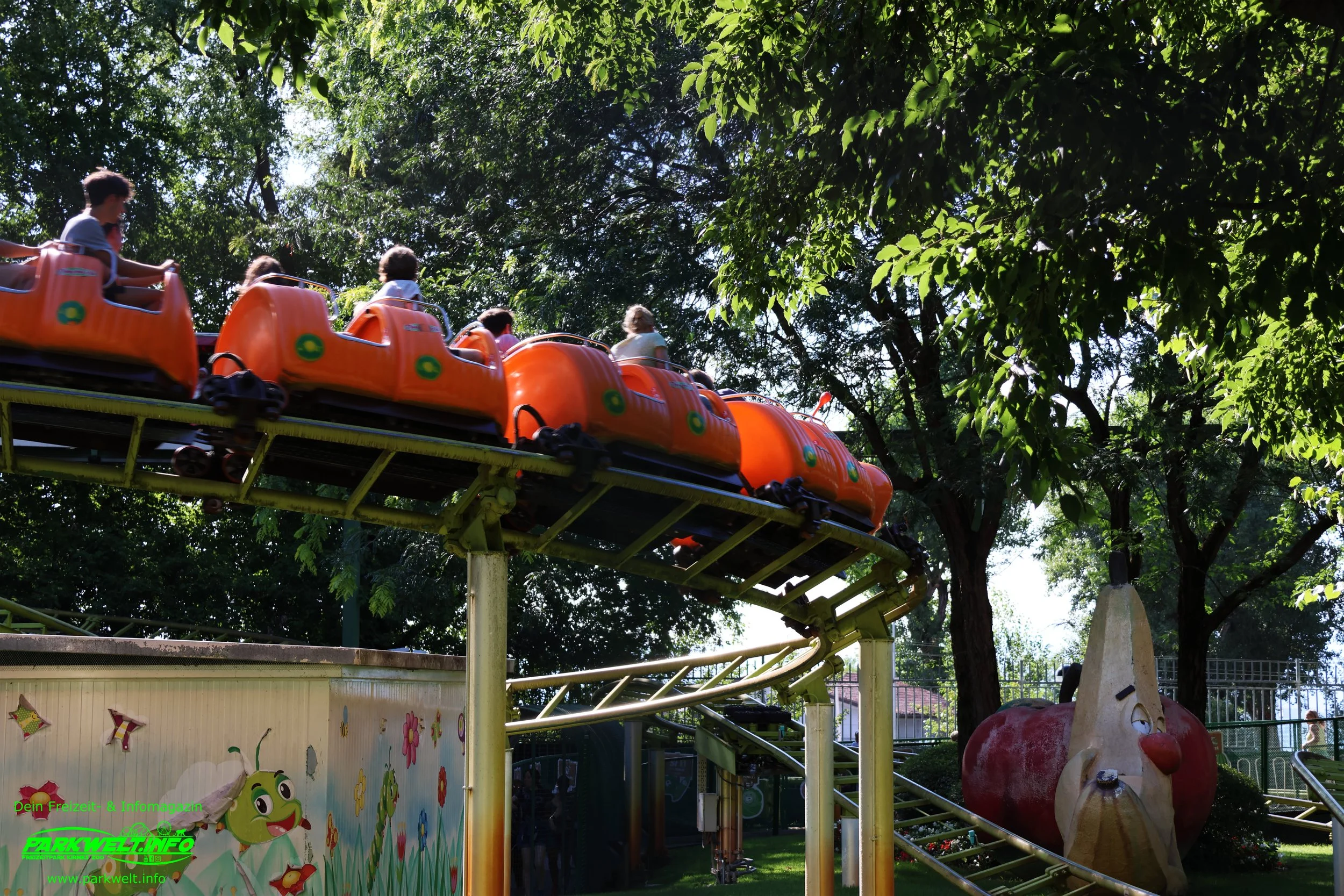 Die Ortobruco Tour im Gardaland Resort ist eine familienfreundliche Achterbahn im Fantasy Kingdom. Als fröhlich gestalteter Raupen-Coaster saust sie durch einen magischen Garten voller bunter Pflanzen