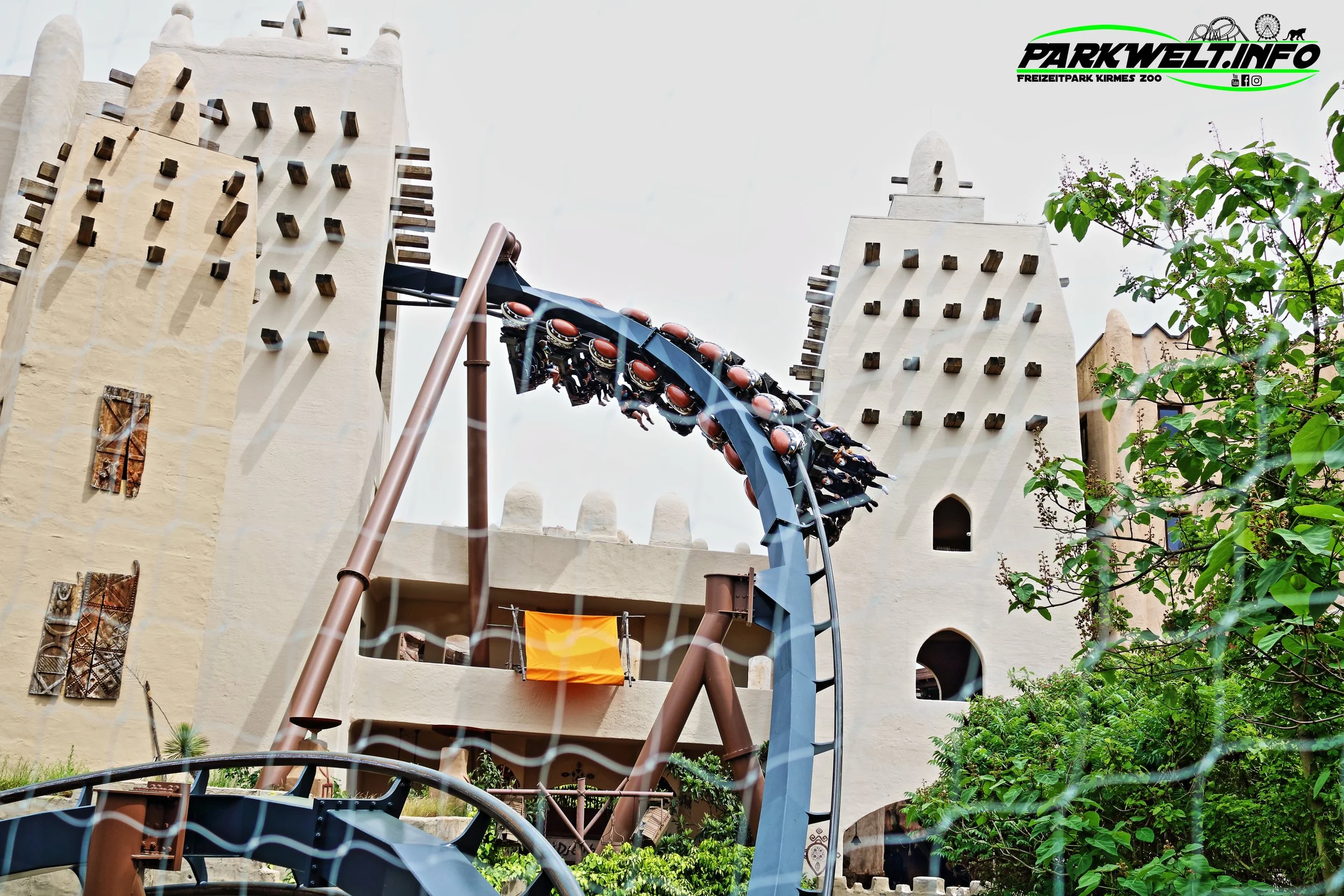 Black Mamba Afrika Deep in Phantasialand Brühl Freizeitpark Achterbahn Attraktion