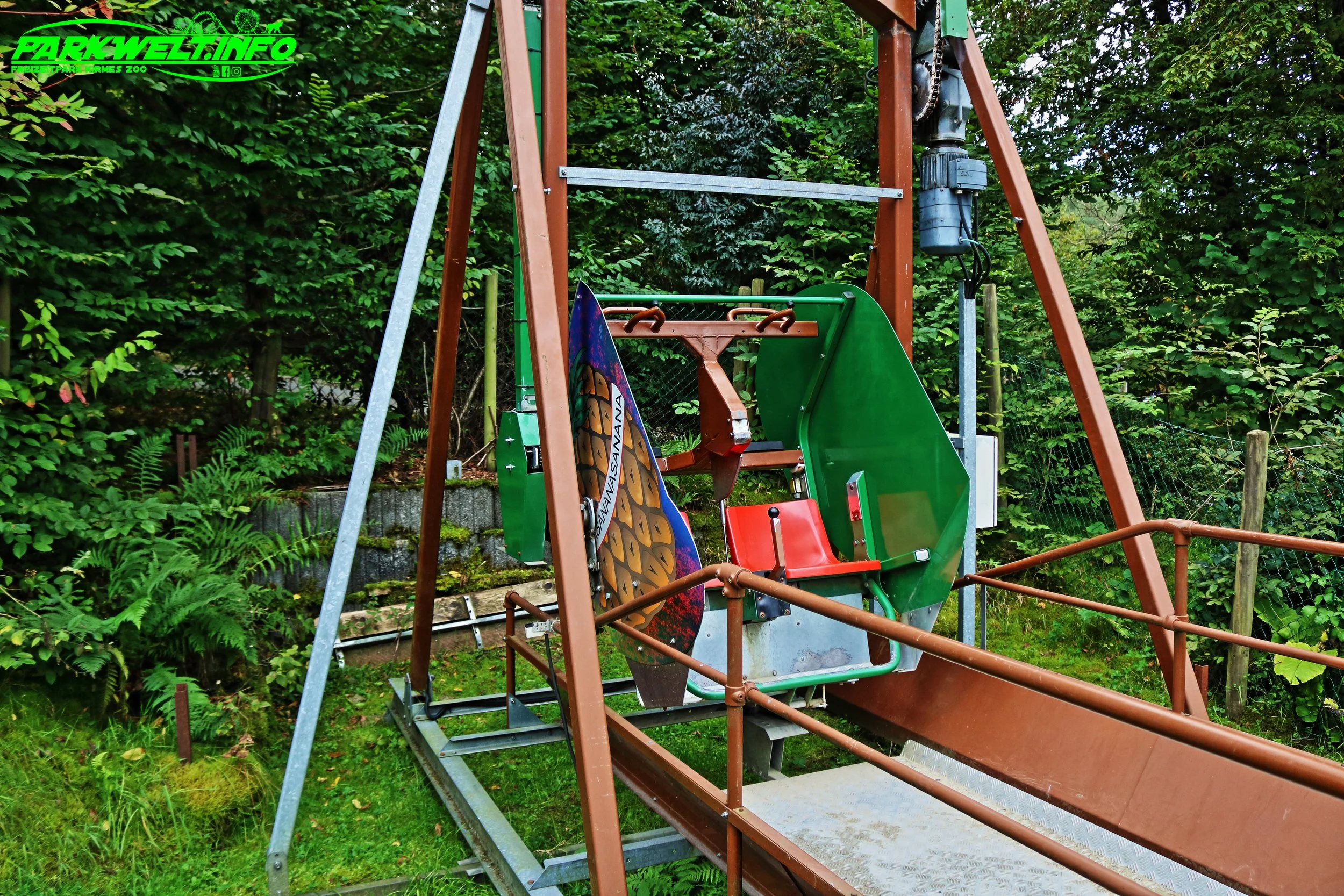 Affen und Vogelpark Eckenhagen Tierpark Wildpark Zoo Nordrhein Westfalen Abenteuer Spielplatz Attraktion Ananas Schaukel Inno Heege
