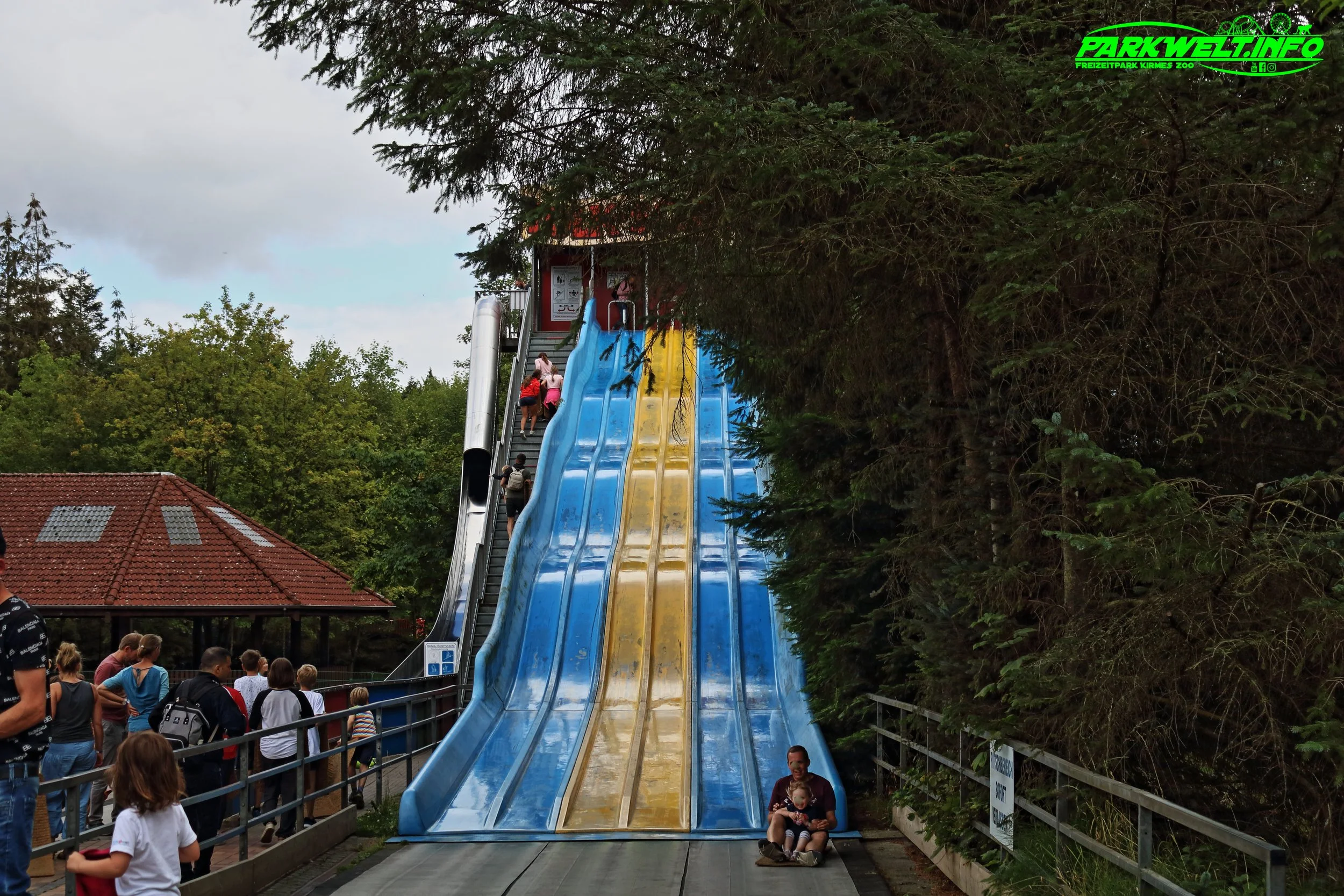 Schnappt Euch einen Teppich und lauft auf den hohen Turm hinauf. Von oben könnt Ihr dann mit Highspeed die Rutsche auf Eurem Teppich hinunter rutschen.   Oder Ihr traut Euch die Freifallrutsche hinunter zu rutschen....