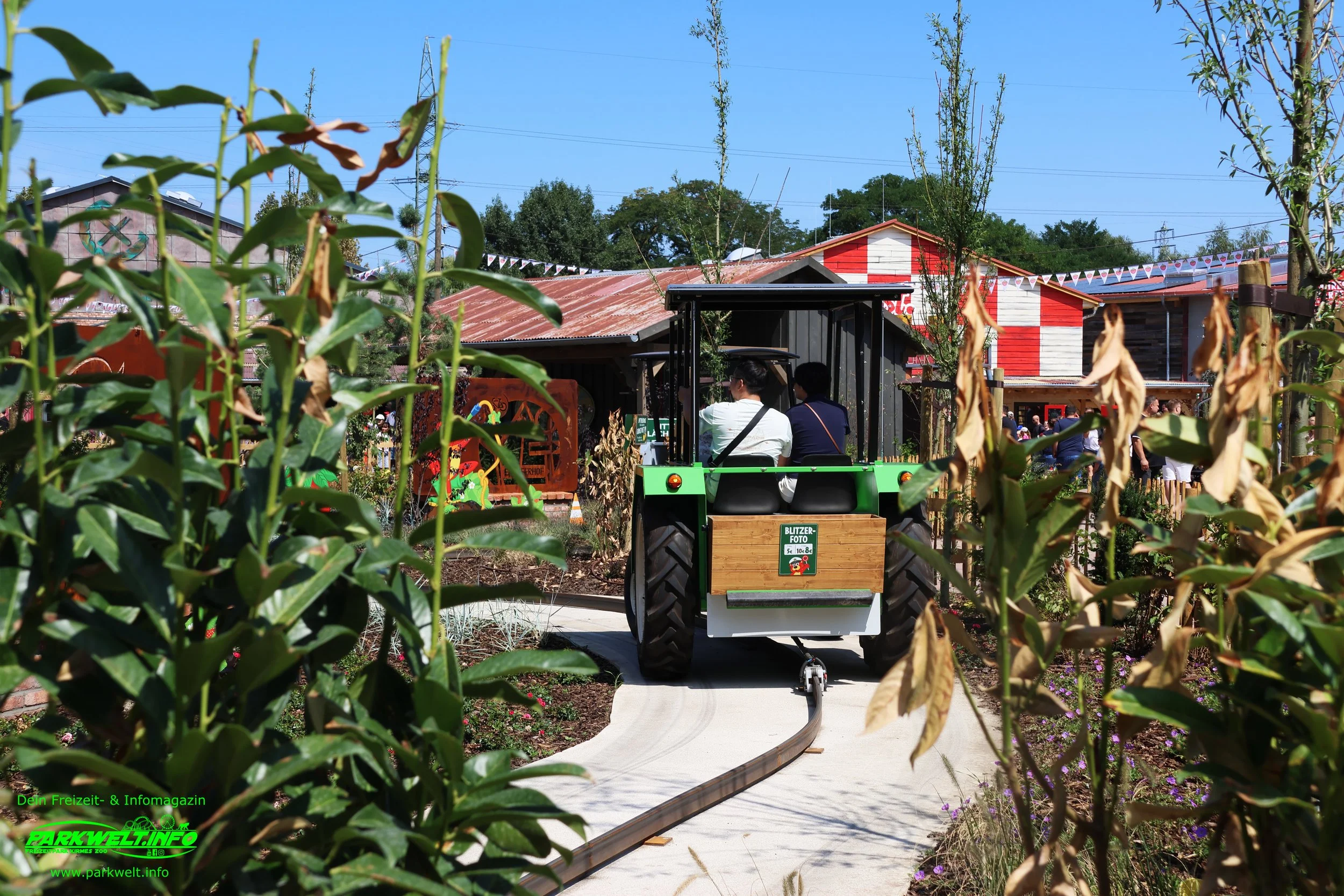 Karls Erlebnis-Dorf Oberhausen ist ein familienfreundliches Ausflugsziel im Ruhrgebiet. Das Erlebnis-Dorf bietet Fahrgeschäfte, Spielmöglichkeiten, Manufakturen, Gastronomie und die bekannte Erdbeerwelt von Karls.