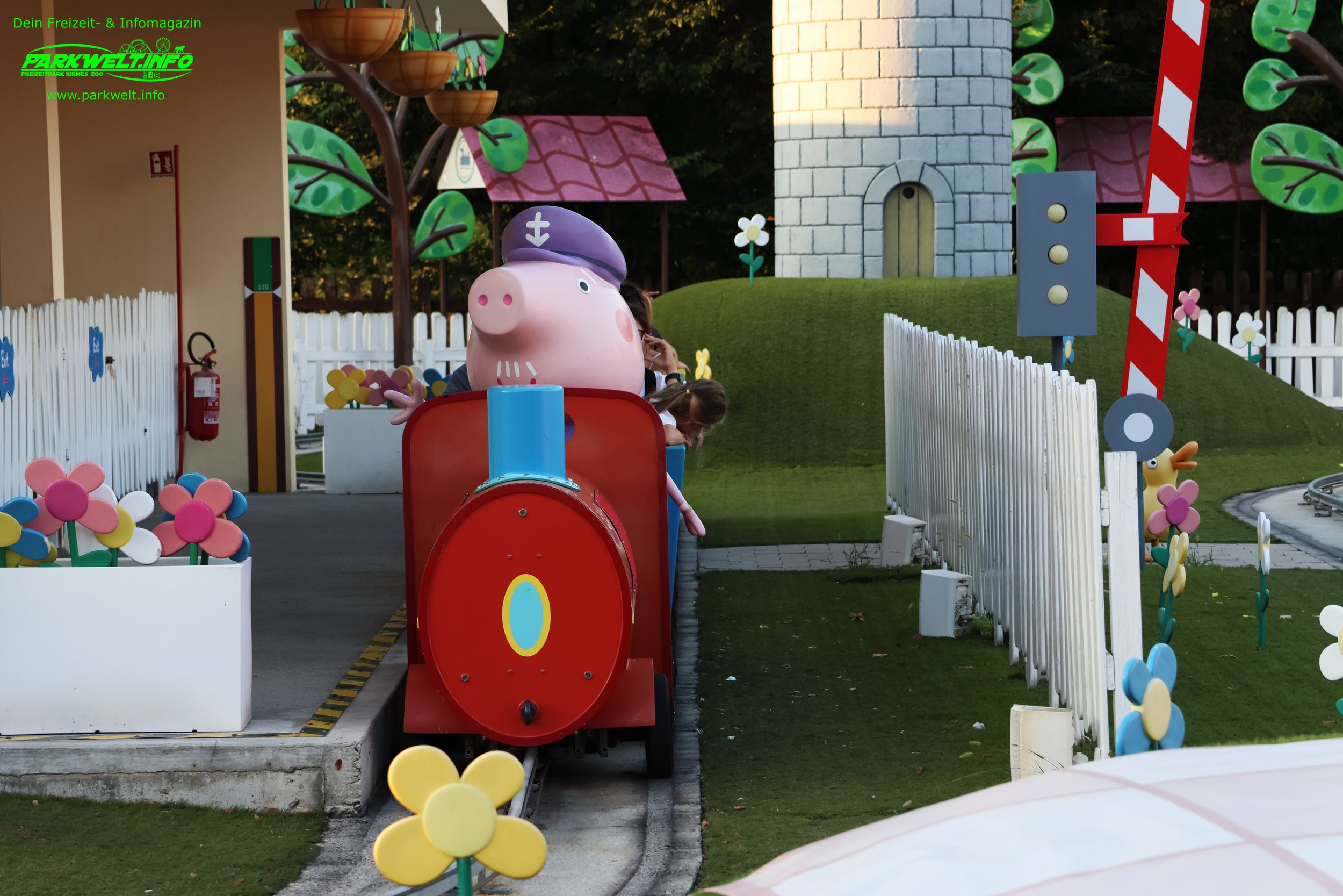 Steig ein in Il Trenino di Nonno Pig im Peppa Pig Land des Gardaland Resort! Die liebevoll gestaltete Familienattraktion nimmt kleine und große Besucher mit auf eine fröhliche Zugfahrt zur Burg Wetterstein.