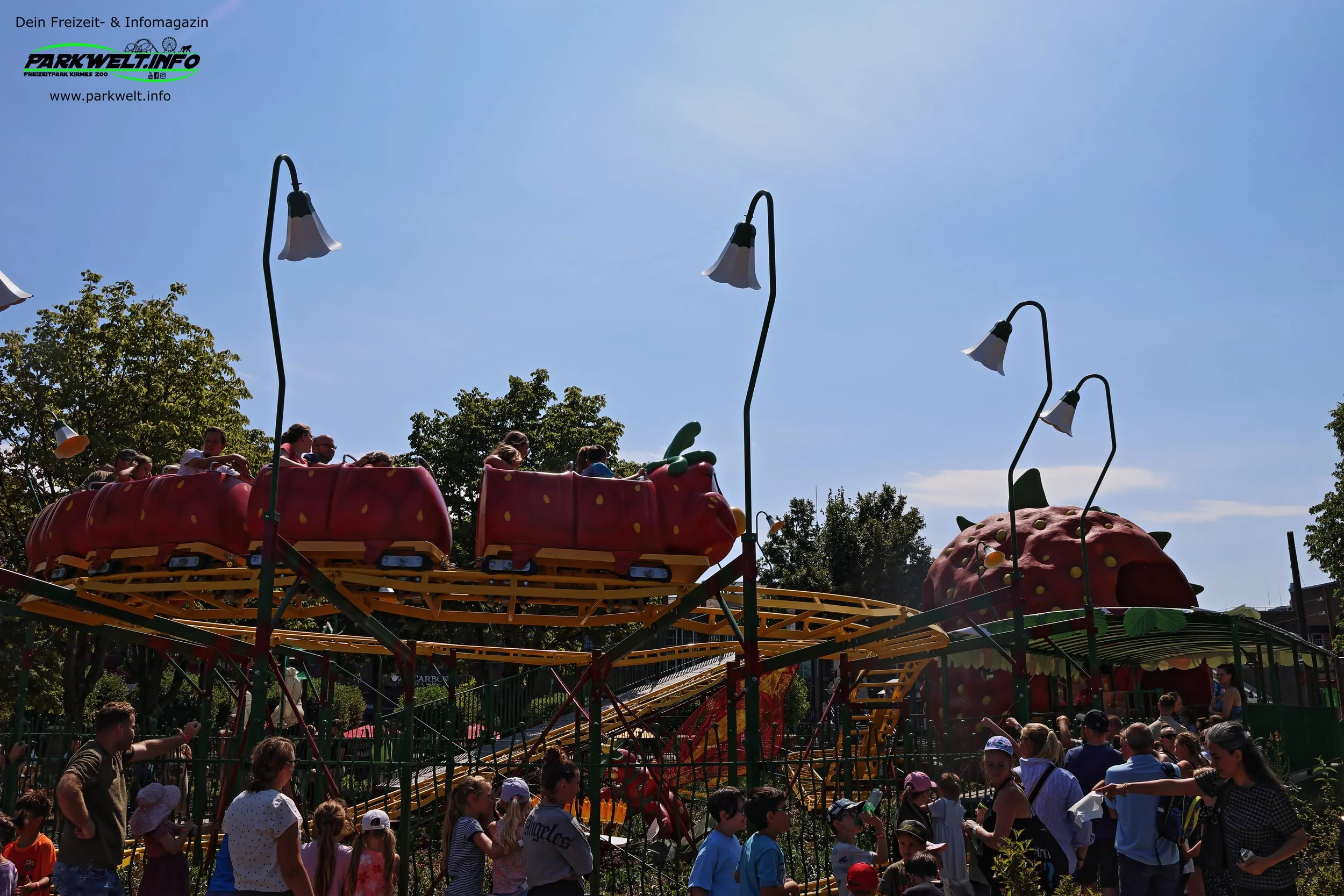 Die Erdbeer-Raupenbahn im Karls Erlebnis-Dorf Oberhausen ist eine familienfreundliche Achterbahn für kleine und große Freizeitparkfans.
