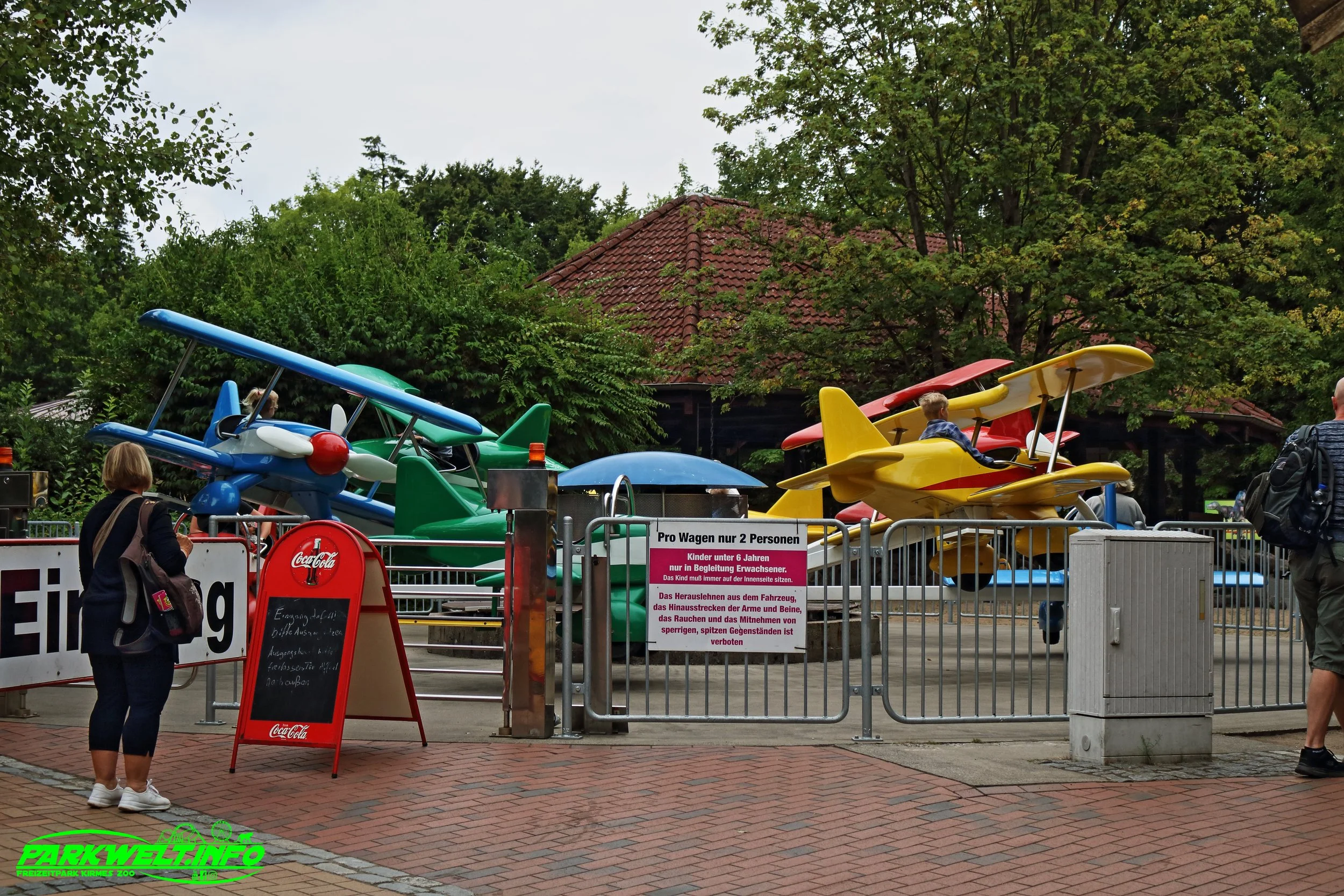 Fliegerkarussell Flugzeuge Kinder Tolk Schau Familien Freizeitpark Tolk Schleswig Holstein Attraktionen Fahrgeschäfte Grillhütte Adresse Themepark Achterbahn
