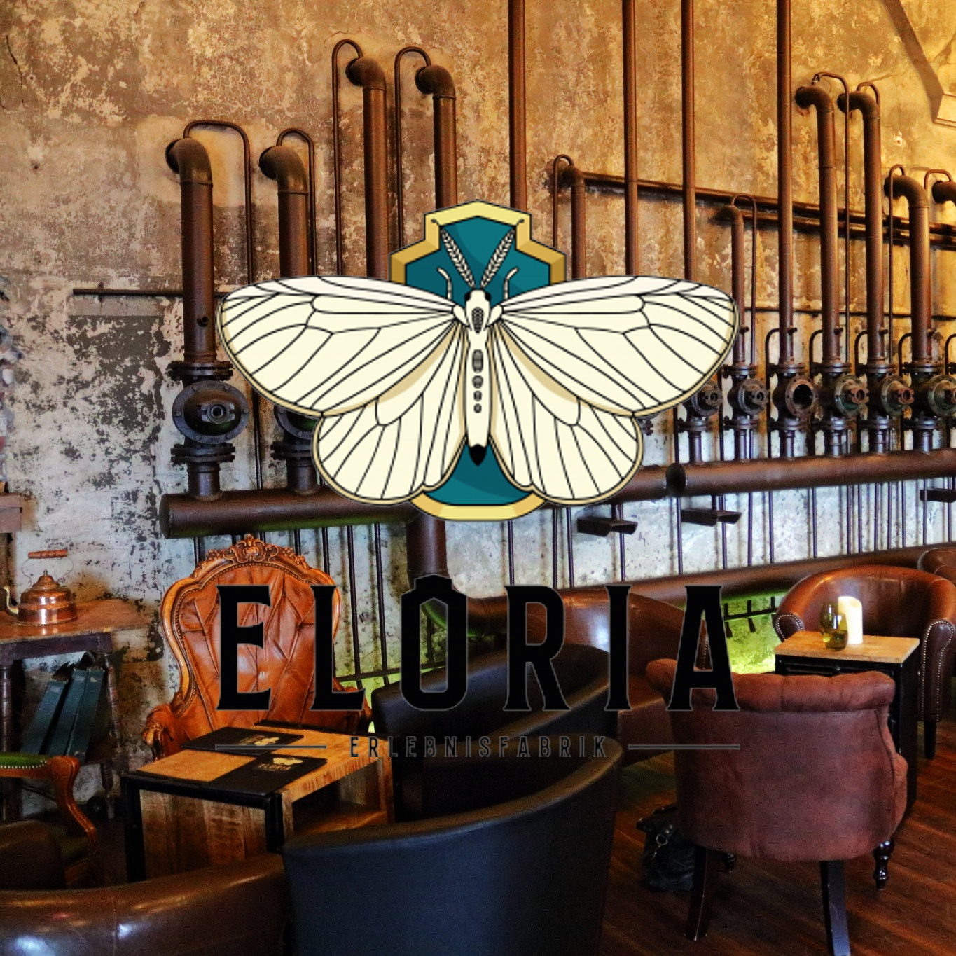 Innenraum einer Bar oder Lounge mit rustikalem, industriellem Stil, braunen Ledersesseln und einer Wand mit alten Metallrohren, im Vordergrund ein grafisches Logo einer weißen Motte und dem Text 'ELURA'.