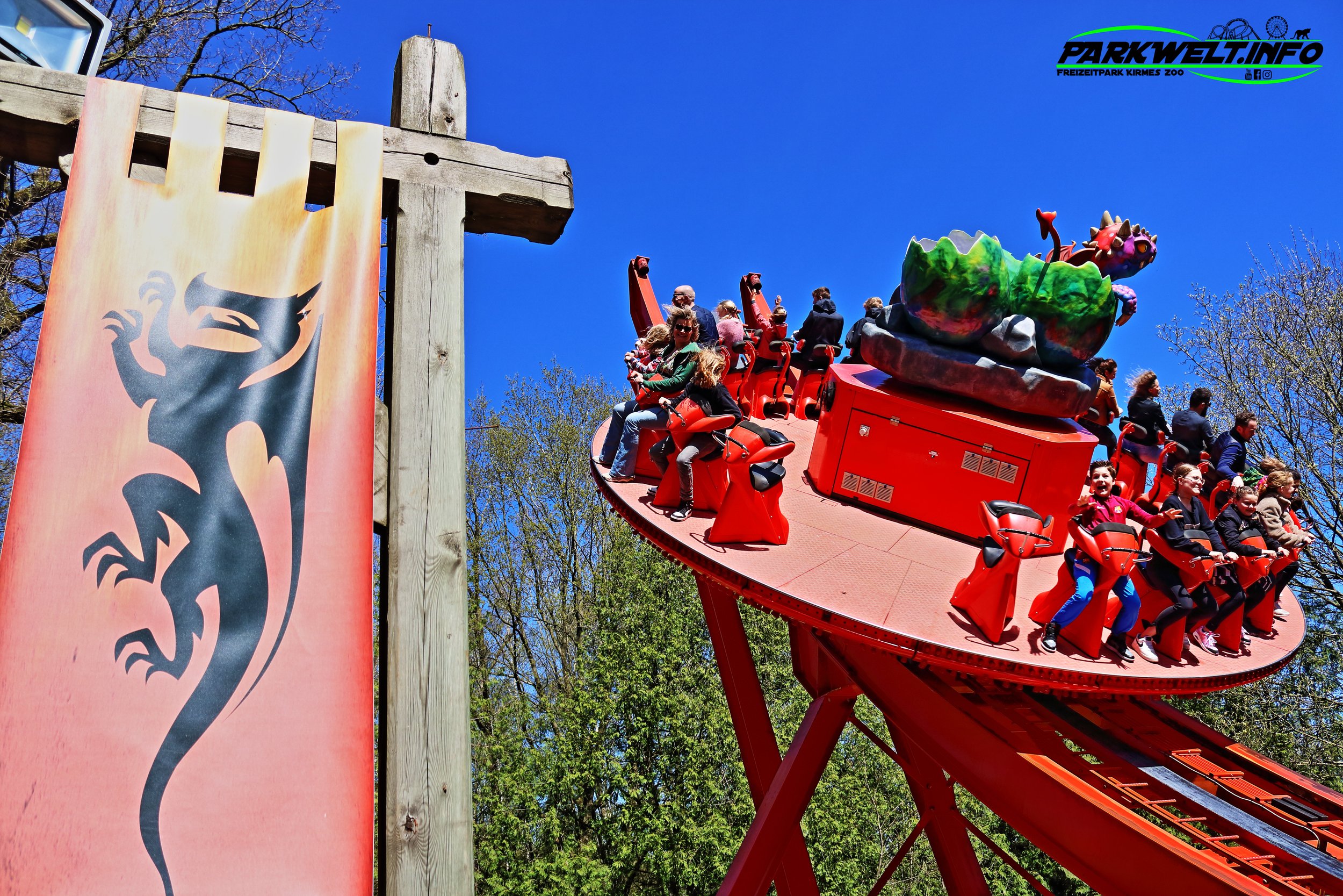 Drakennest Zamperla Disco Coaster Mega Drachen nest Draken Nest Avonturenpark Hellendoorn Freizeitpark Themepark Amusementpark Attractiepark Info Attraktionen Fahrgeschäfte Park Plan Map Guide Achterbahn Coaster Rollercoaster Öffnungszeiten Preise