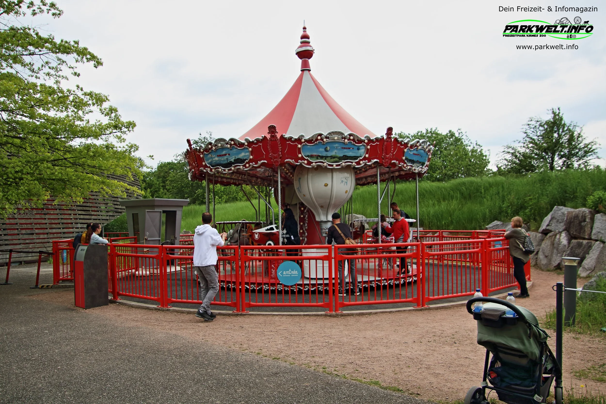 Aerousel Karussell Le Parc du Petit Prince Freizeitpark Themepark Amusementpark Frankreich France kleiner prinz Attraktionen Achterbahn Show Info News Freizeit Preise Öffnungszeiten Parkplatz Anfahrt Adresse