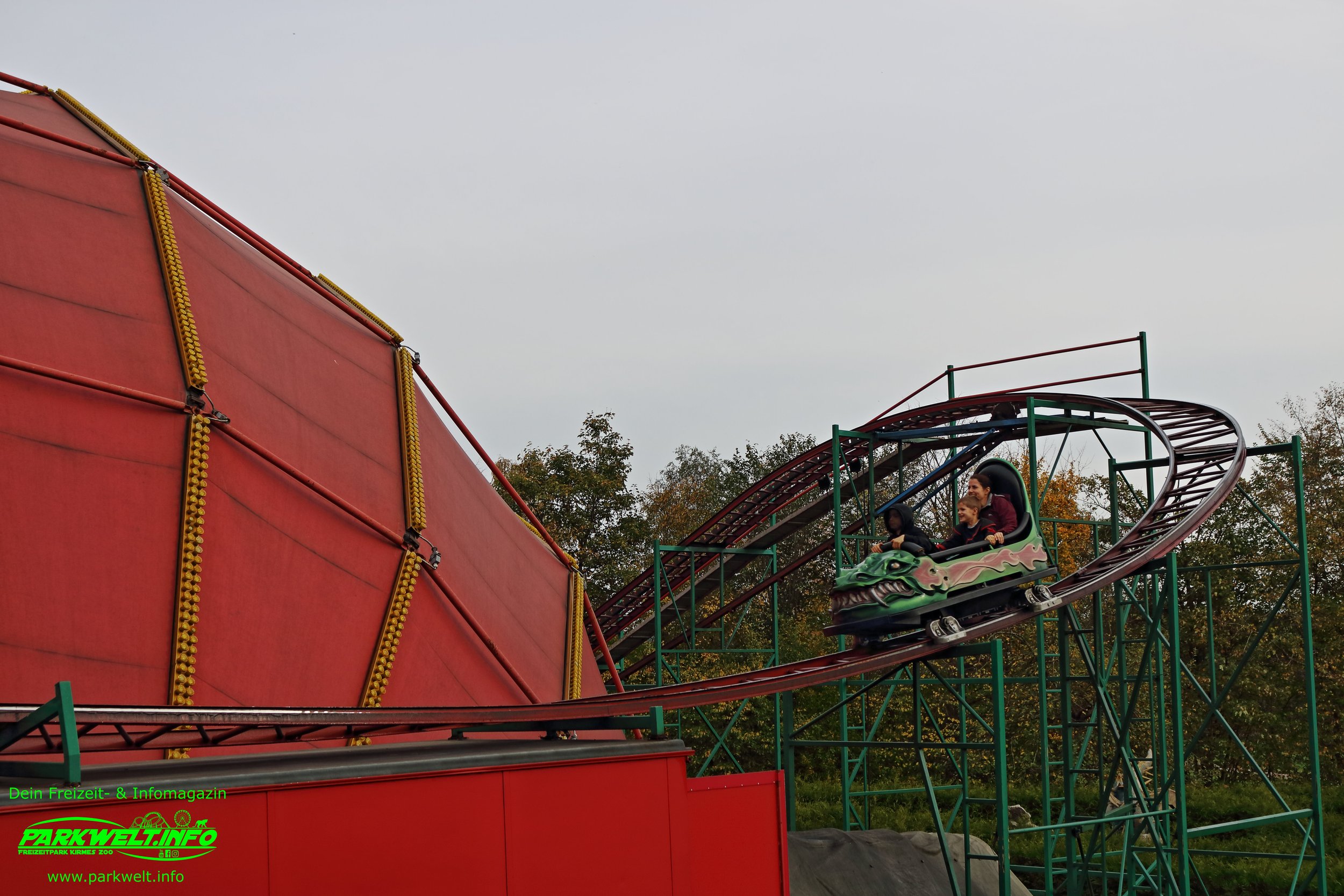 Drachenhöhle Zierer Rides Hell Diver Attraktion Karussell Karussell  Achterbahn Freizeitland Freizeit Land Geiselwind Bayern Mölter Attraktion