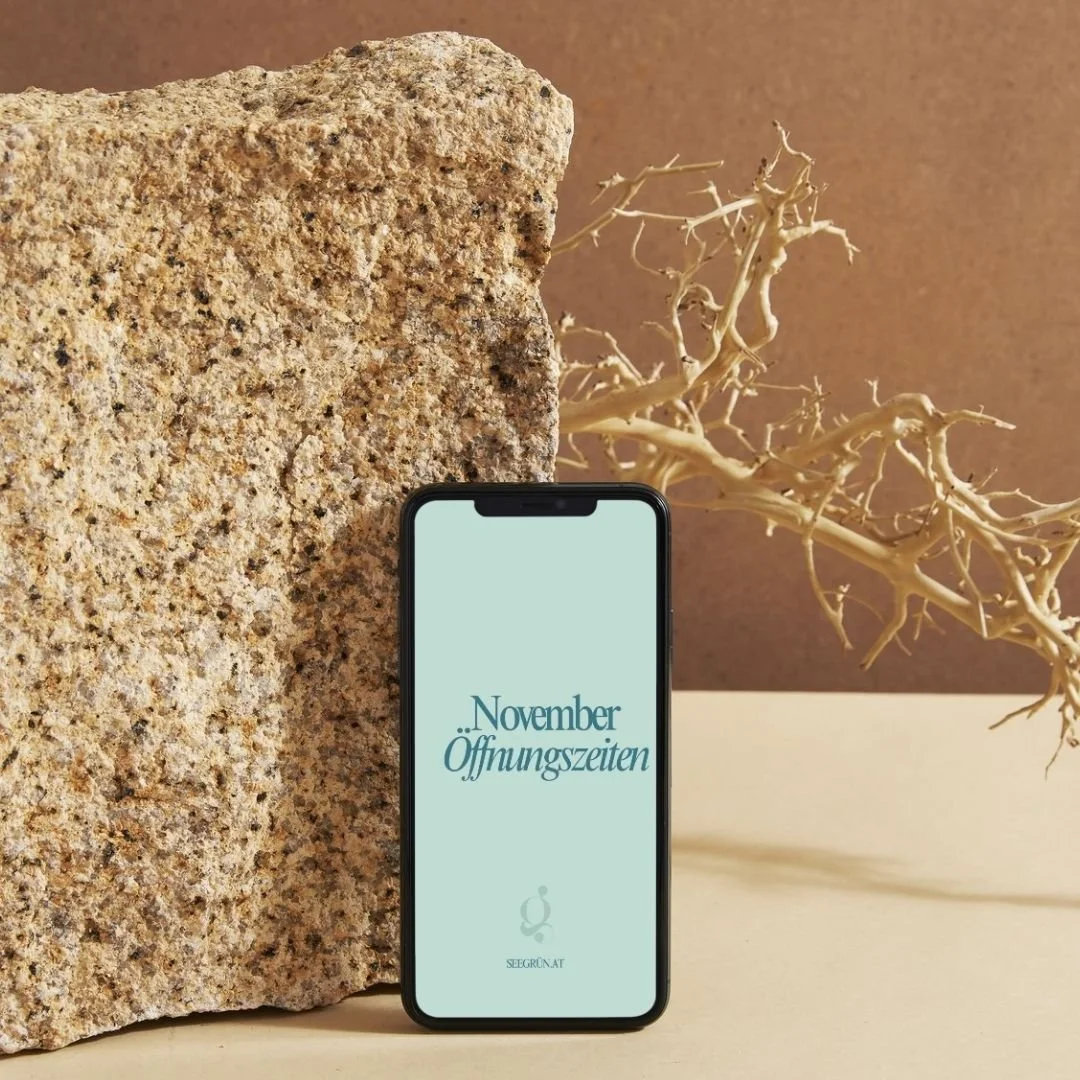 Ein Handy auf dem steht „November Öffnungszeiten“ für den Concpet Store Seegrün, designt vom Studio für Digitales CHCHCH.