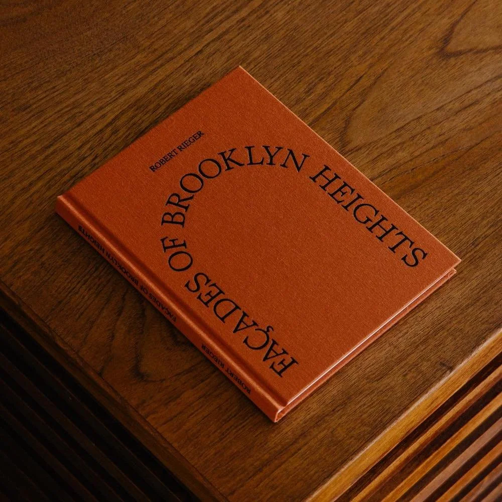 Buch-Cover „Facades of Brooklyn Heights“ vom Pool Publishing Verlag, inszeniert vom Studio für Digitales CHCHCH.