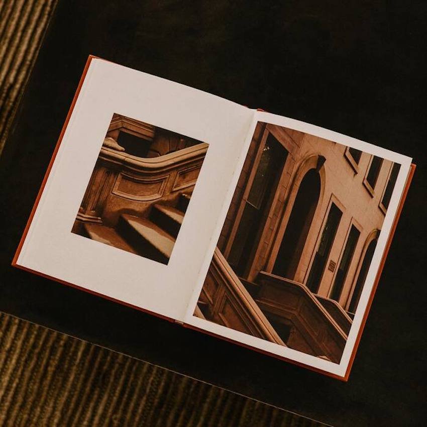 Ein offenes Buch vom Pool Publishing Verlag, inszeniert vom Studio für Digitales CHCHCH.