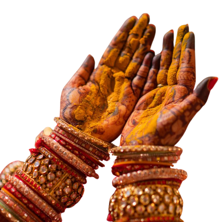 Mains décorées avec des bracelets traditionnels indiens, tenant de la poudre colorée de festival, probablement du ammonium dans la fête holi.