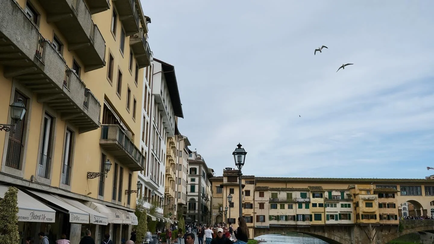 Arno Afternoon. #pontevecchio #florence #firenze #tuscany #fujifilm #fujifilmx100v #x100v #streetphotography