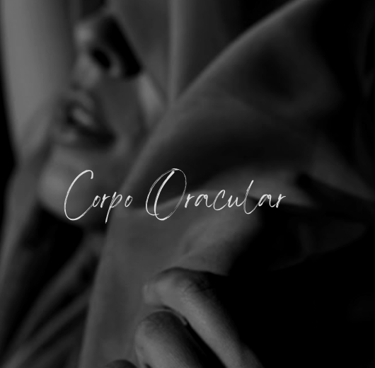 Close-up of a person's hand resting on their shoulder with the words 'Corpo Oracular' written across the image.