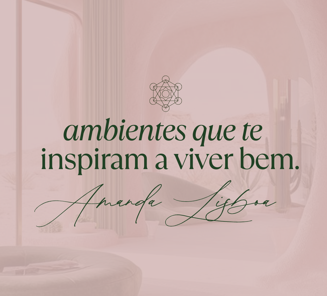 A quote in Spanish over a blurred pink-hued interior background, reading 'ambientes que te inspiran a vivir bem.' attributed to Amanda Lisboa, with a geometric decorative icon above the text.