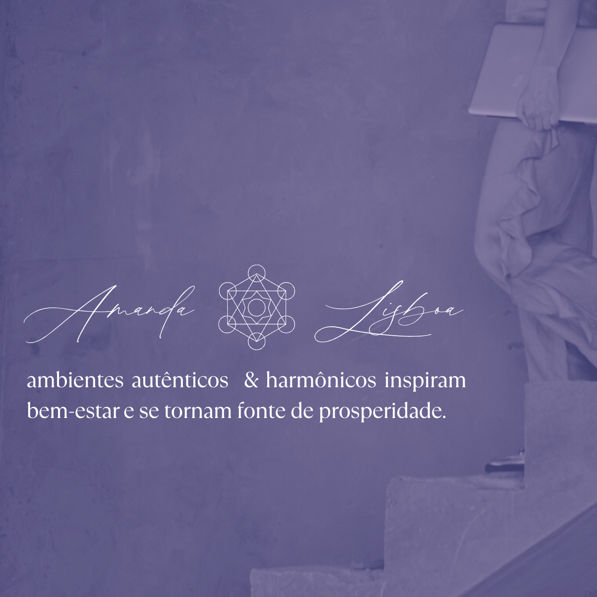 Text overlay on a purple background with a person holding a laptop and a fabric draped over their lap. The text reads 'Amanda Lisboa' and 'ambientes autênticos & harmônicos inspiram bem-estar e se tornam fonte de prosperidade.'