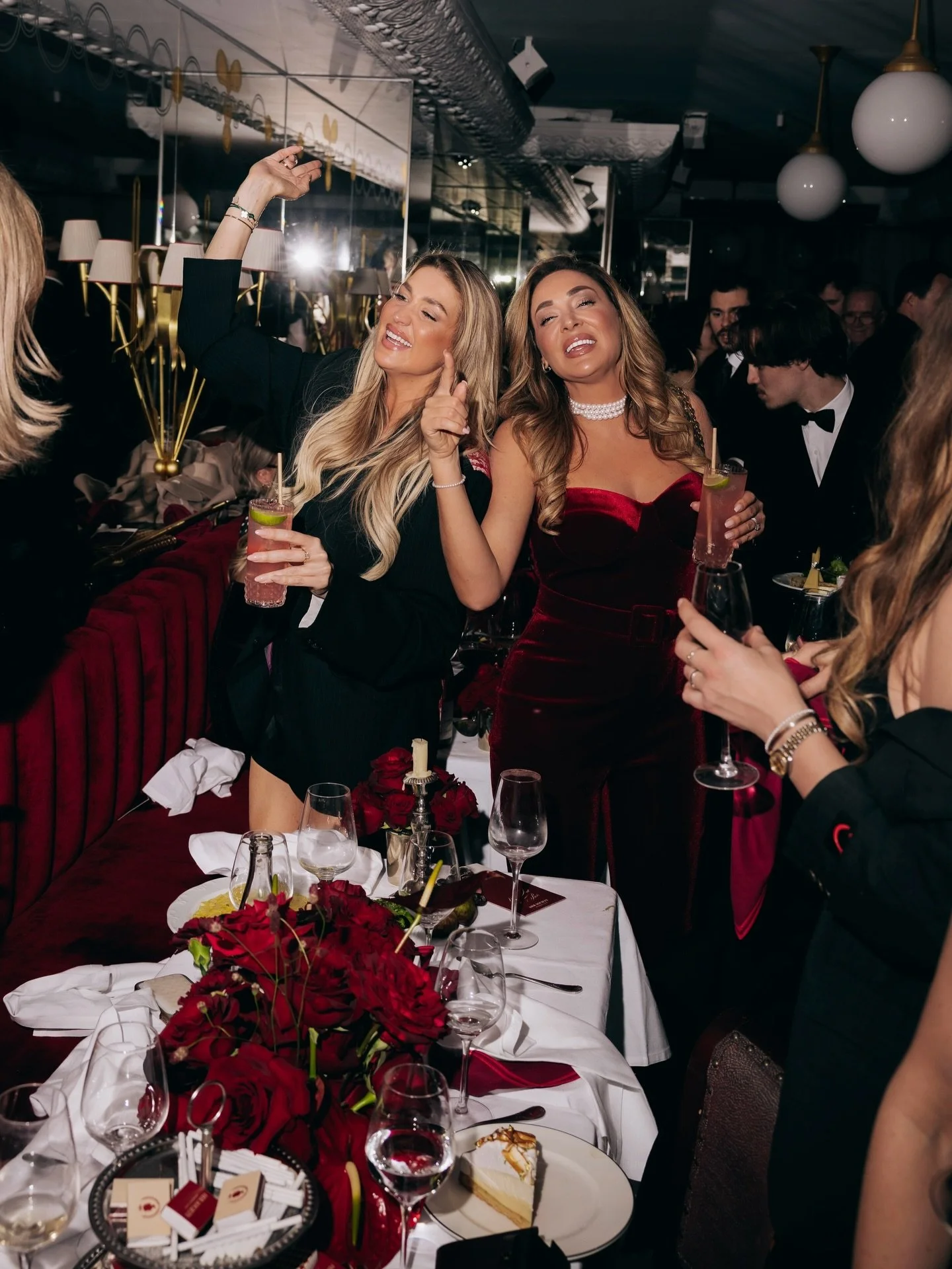 From a private jet to the heart of Paris ✈️ 52 women of HER Society traveled for an unforgettable experience, arriving to goodiebags waiting in the jet and in their rooms at H&ocirc;tel Plaza Ath&eacute;n&eacute;e.
The evening began with champagne, b