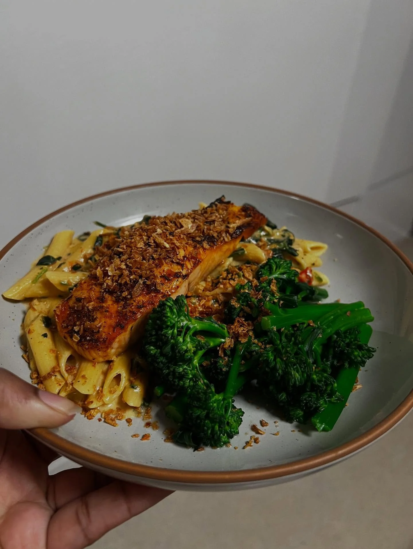 Don&rsquo;t forget to eat your colors kids 🤪 this meal looks so fancy, but it was definitely made by items you can find in your local grocery store &amp; @traderjoes .

&mdash; this Alfredo Salmon Pasta &amp; Broccoli bowl will be on next week&rsquo