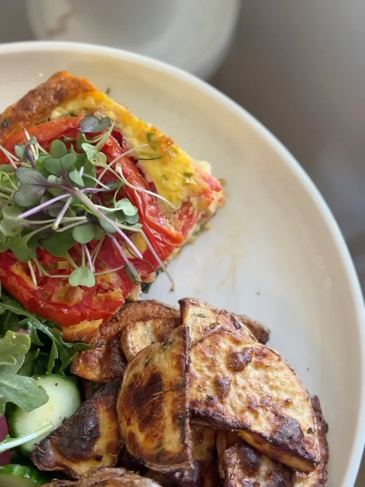 I could eat this frittata plate every day for breakfast 😍

Frittata Ingredients
&bull; 6 eggs
&bull; 1/4 cup heavy cream
&bull; 1/2 cup crumbled feta
&bull; 5&ndash;6 cups baby kale
&bull; 1 heirloom tomato, sliced
&bull; 1/2 cup low-fat cottage che
