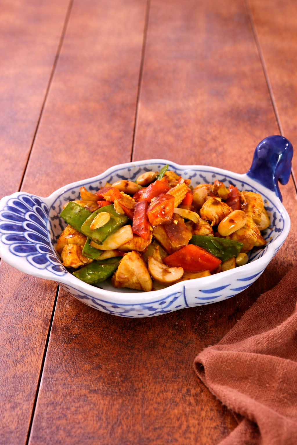 Stir-fried cashew nuts. (pad med mamuang himmapan)