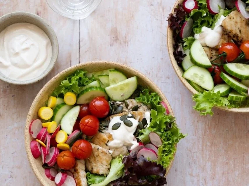 healthy-meal-of-veggies-and-chicken-for-period-recovery