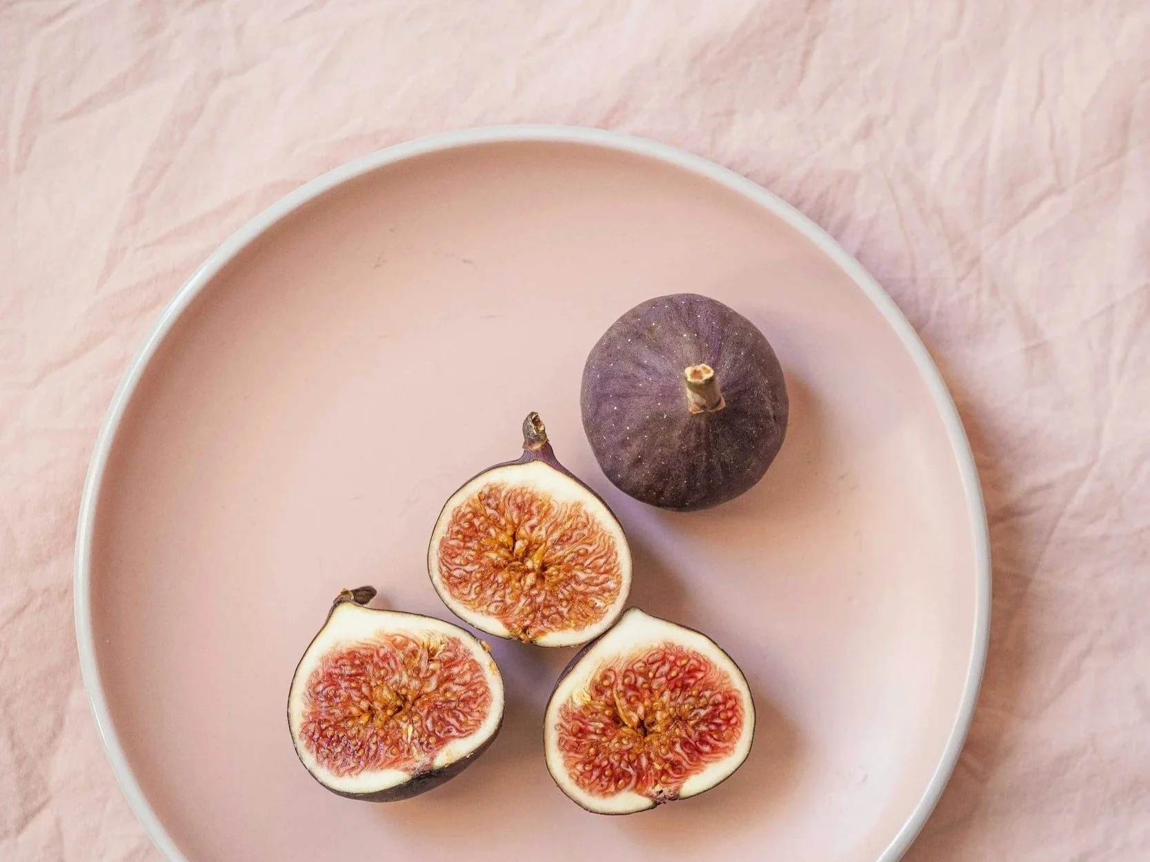 juicy-figs-cut-open-on-a-pink-plate
