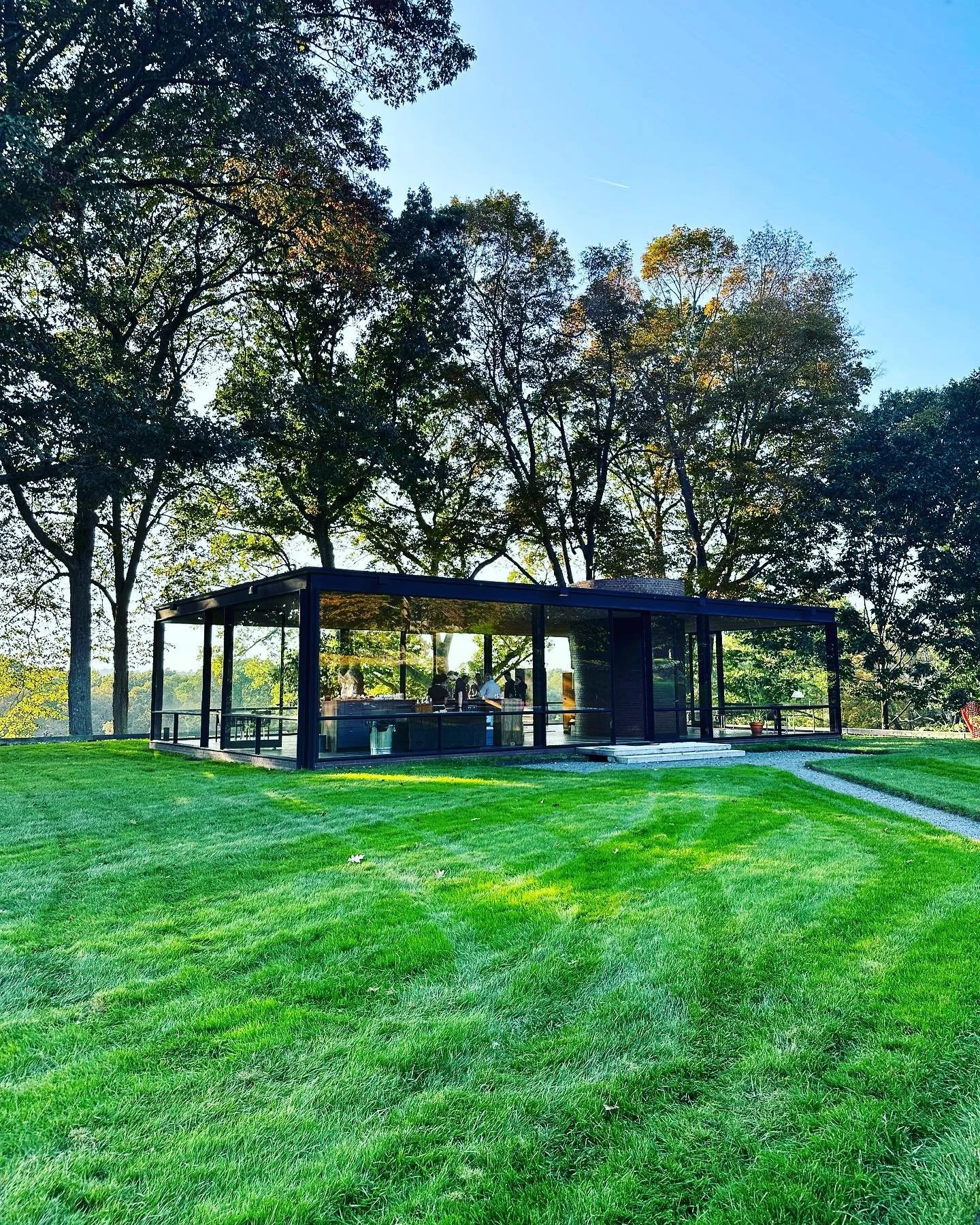 An extraordinary behind the scenes tour of the @theglasshouse_newcanaan on a perfect fall day in Connecticut. Built between 1949 and 1995 by Phillip Johnson, the Glass House is one of the nations greatest modern architecture landmarks. Known for its 