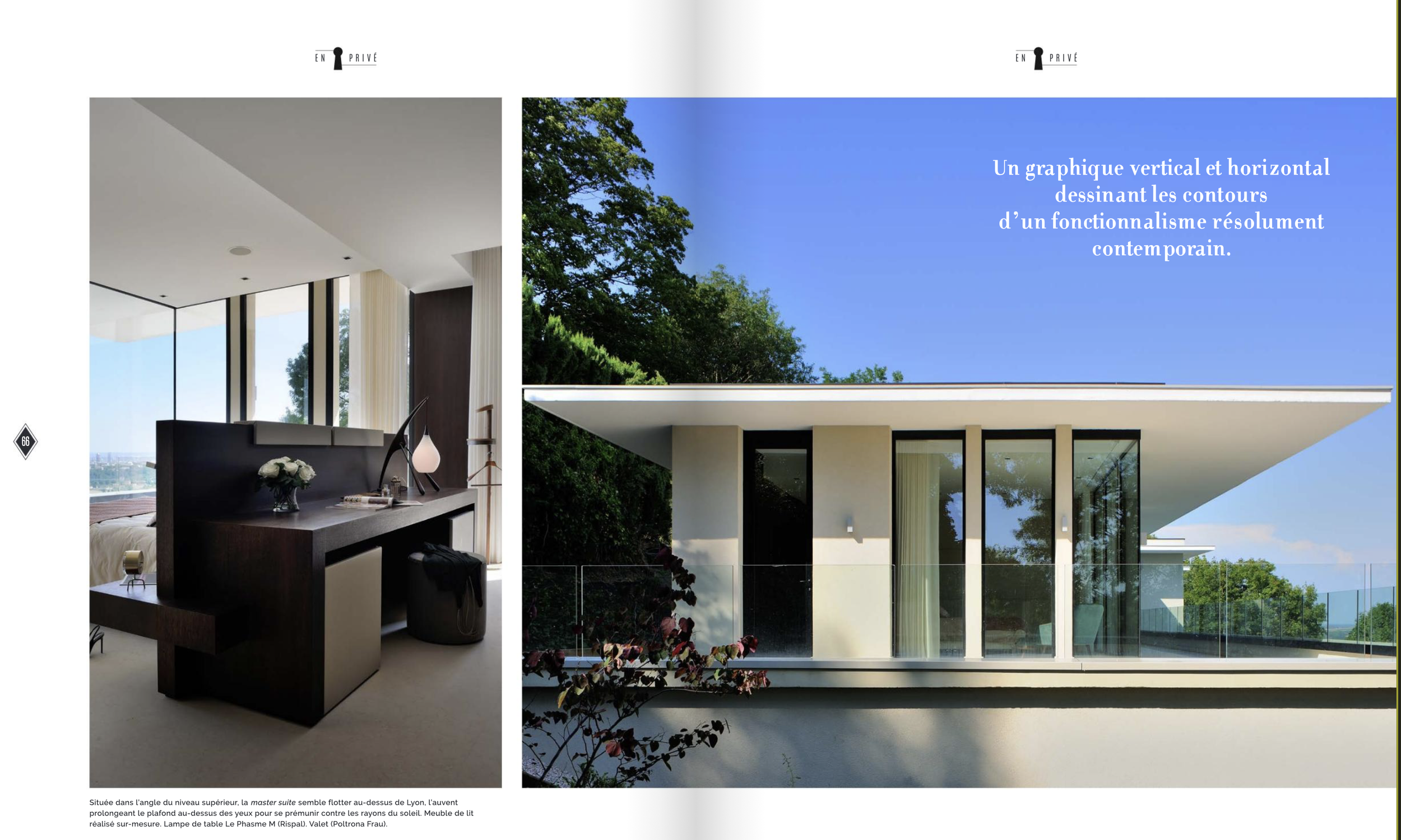 Une image de deux pages de magazine. La page de gauche montre une vue intérieure d'une chambre moderne avec un bureau en bois sombre, une grande fenêtre laissant entrer beaucoup de lumière, et une décoration minimaliste. La page de droite présente une maison contemporaine blanche avec un toit plat, de grandes fenêtres en verre, entourée de verdure et un ciel bleu clair.