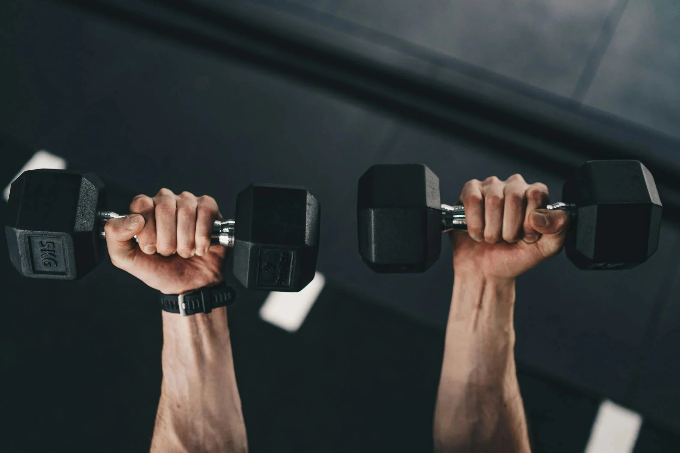I believe training should fit around your life. Sessions can take place at a fully equipped studio in Chobham or across Woking, or at your home or outdoors if that’s more convenient.  The aim is to make training simple, accessible, and easy to stick 