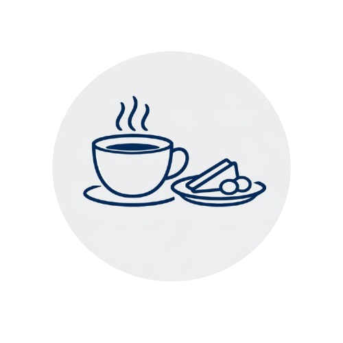 Una taza de café caliente con pan y galletas en un plato.