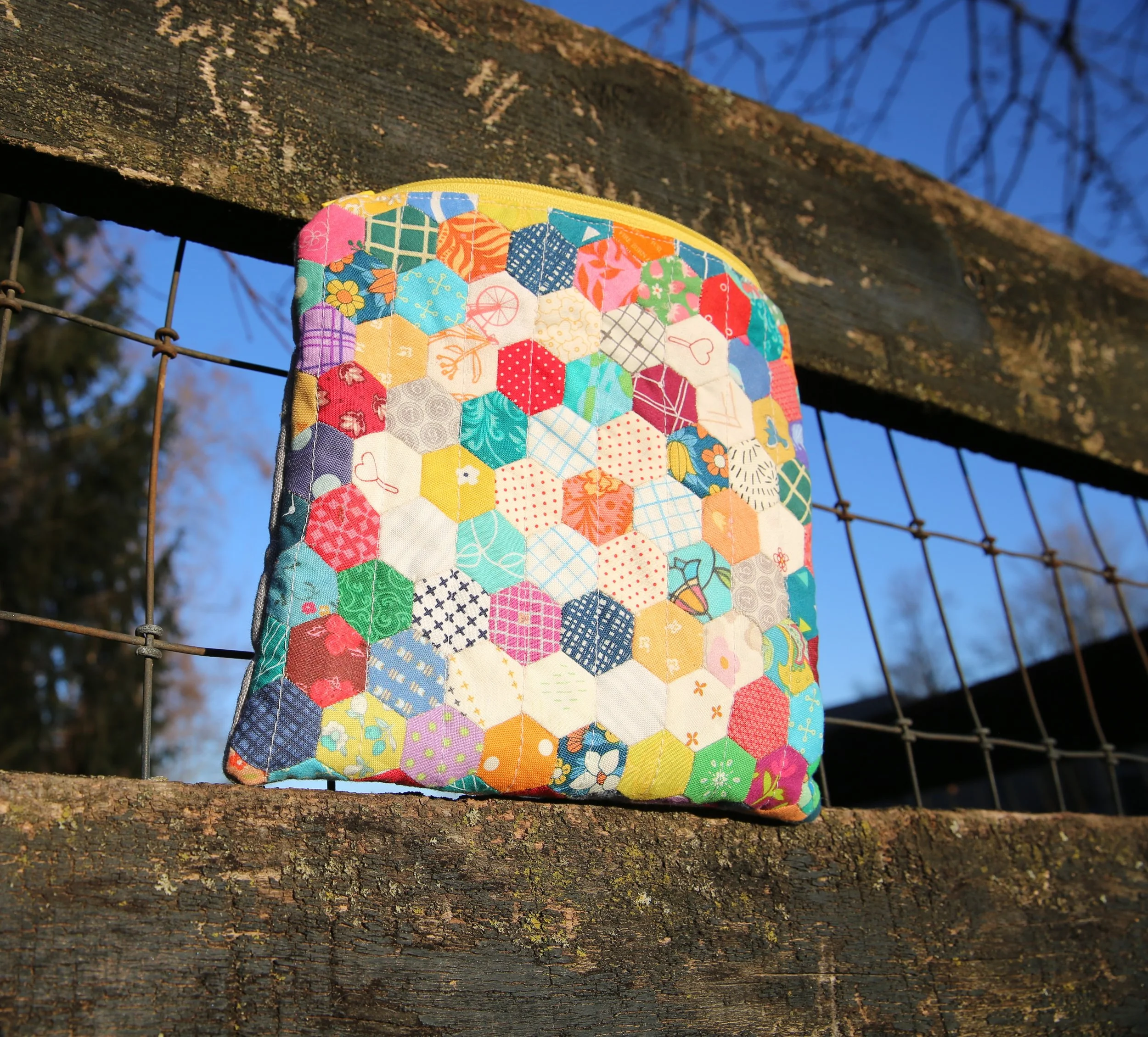 hexagon zipper pouch color value pattern EPP English paper piecing hand sewing slow stitching