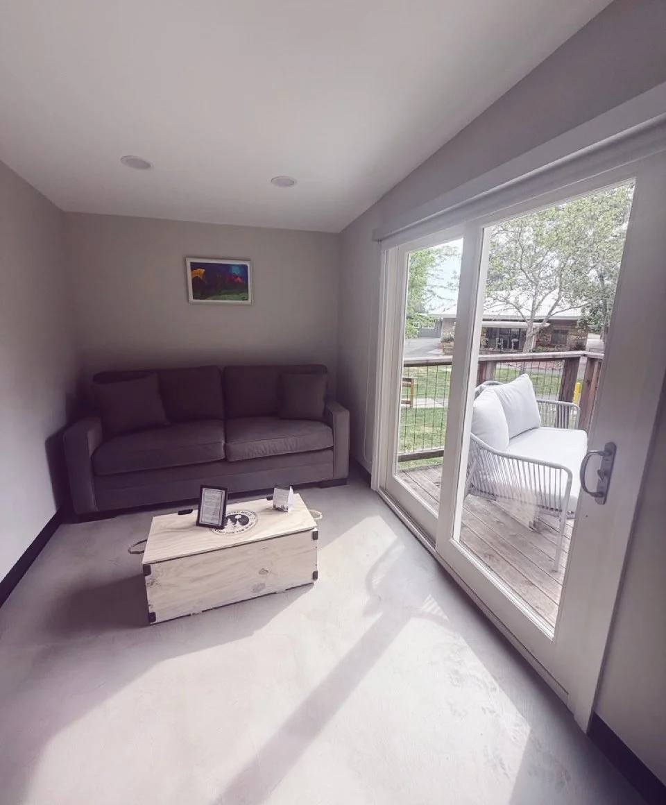 The sitting room in a Lakeside Cabin with a balcony at Camp Coffee Shop.