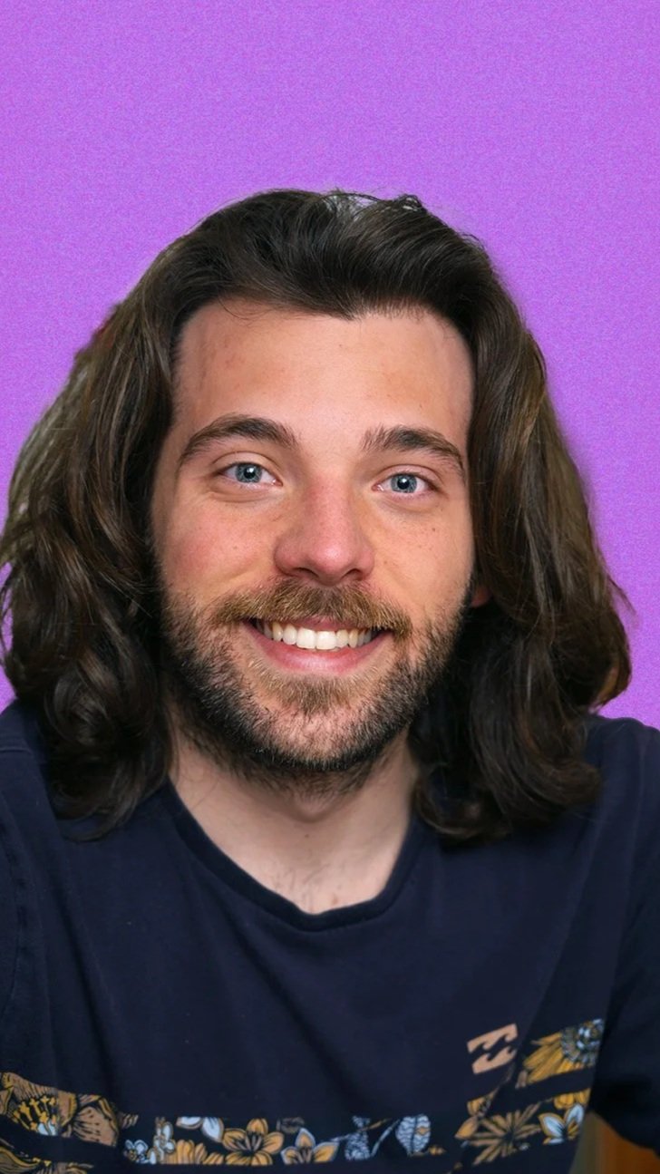 Glittery character, Rey di Reelica, sfondo viola, fancy pic, social media manager, come creare un personal brand