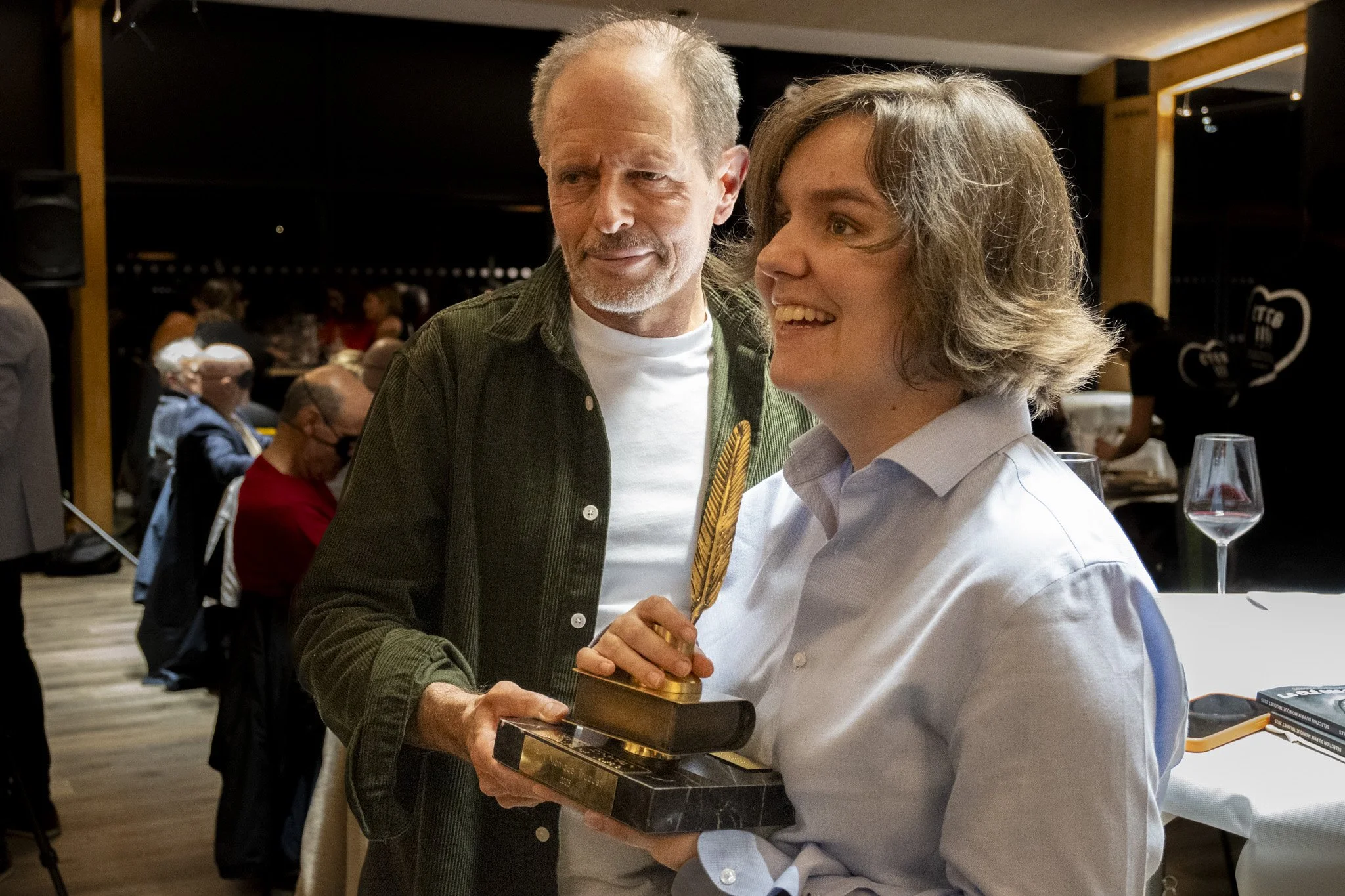 Juliette Lepage tenant son trophée accompagnée de notre parrain, Bernard Minier