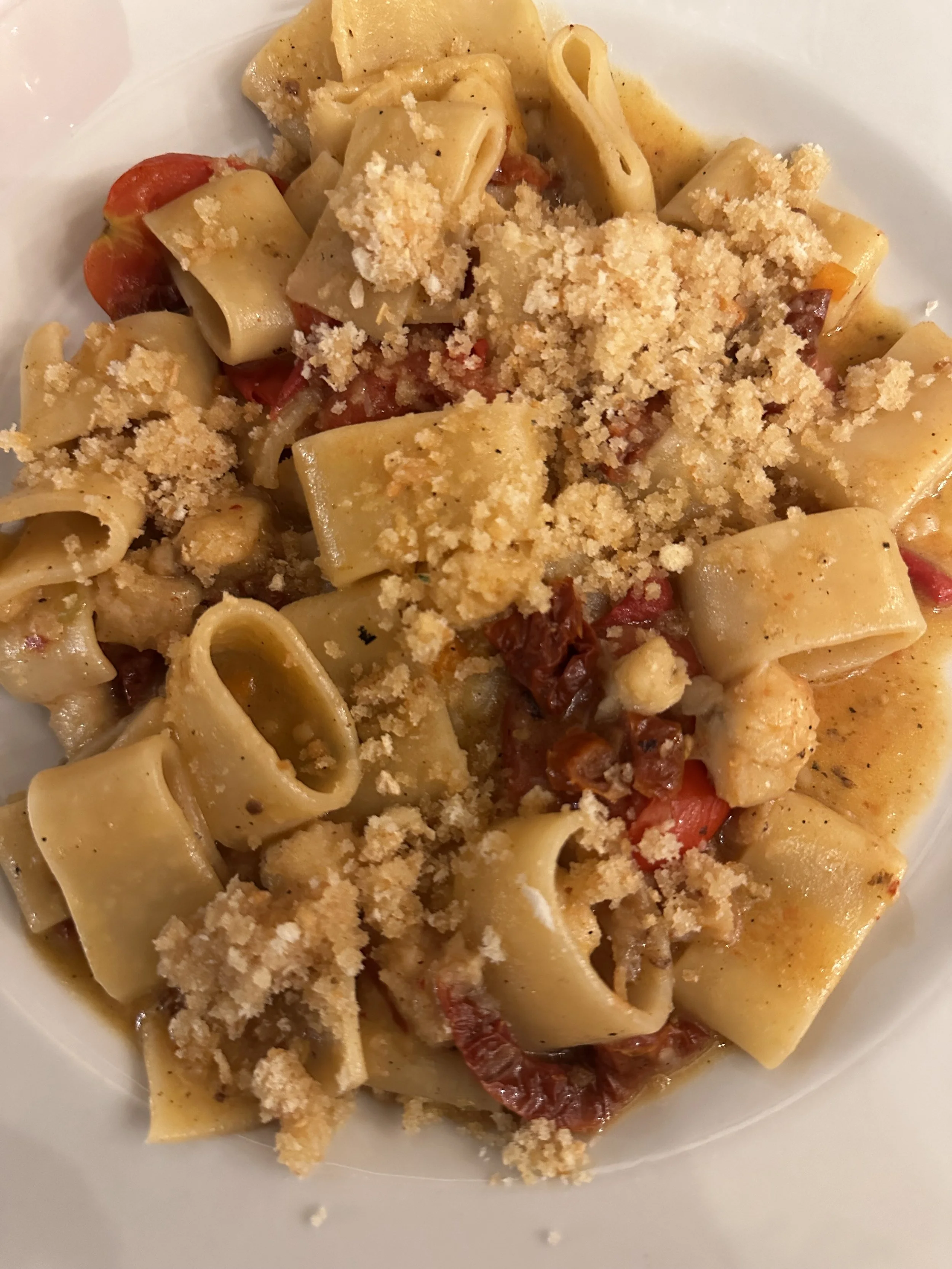 Pasta corta con pomodoro, pomodorini secchi e pangrattato.