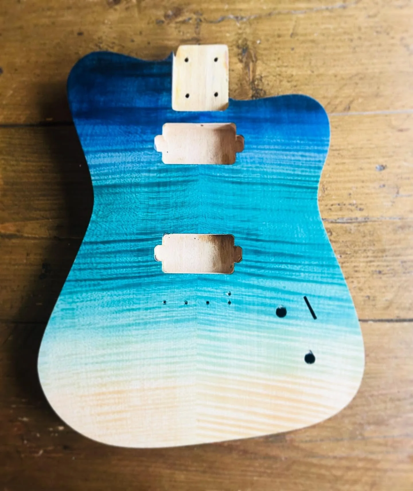 Making good progress on this commission. Living by the seaside inspired the finish on this one, aiming for a kind of wayfarer beach vibe. 🌊🌞

#vyverguitars #ukguitarbuilders #boutiqueguitars