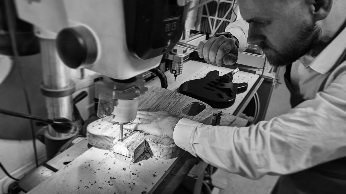 #ukguitarbuilders #guitarbuilding #guitarbuilder #guitarbuildingphotos #customguitars #customguitar #customguitarbuild #ukcustomguitars #boutiqueguitars #boutiqueguitar #handmadeguitar #handmadeguitars