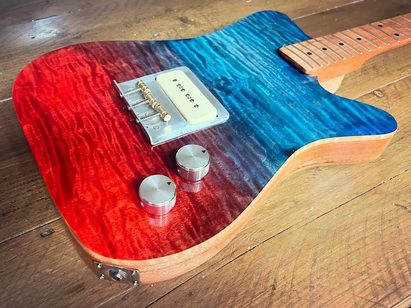 Latest build almost complete pending final touches and fine tuning 🔧🪛🎸 #ukbuiltguitars #ukguitarbuilders #boutiqueguitars #customguitarbuild #customguitars #quiltedmaple #quiltedtop #bareknucklepickups #p90pickups #onepickupguitars #onepickup