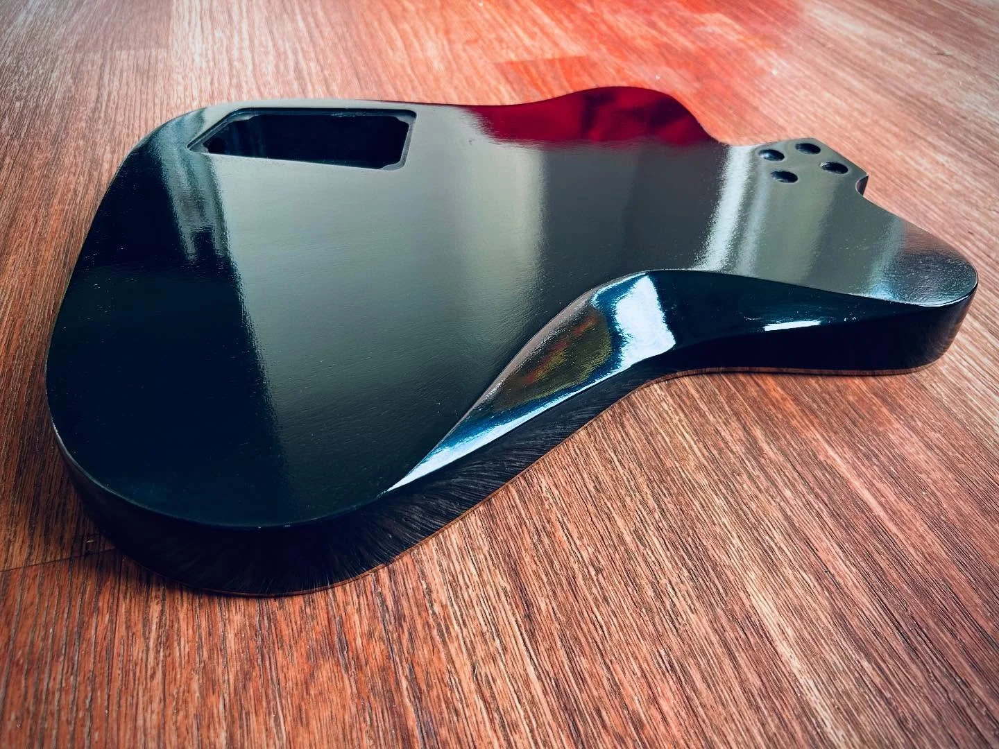 I usually like to go for a natural wood finish on the back but opted for a solid colour this time as it nicely highlights the curves for this shape. I didn&rsquo;t use a grain filler as still wanted to see the grain of the mahogany showing through 🎸