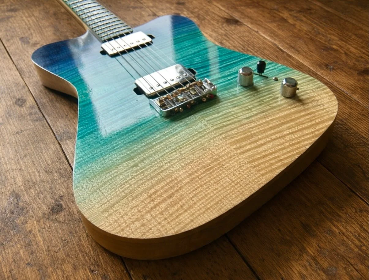 A preview of my latest Vyver build.
Limba body, flame maple top with a coastal finish 🌊🏝️

Almost ready! 🤞

#boutiqueguitarshowcase #boutiqueguitar #ukcustomguitars #customguitarbuild #customguitars