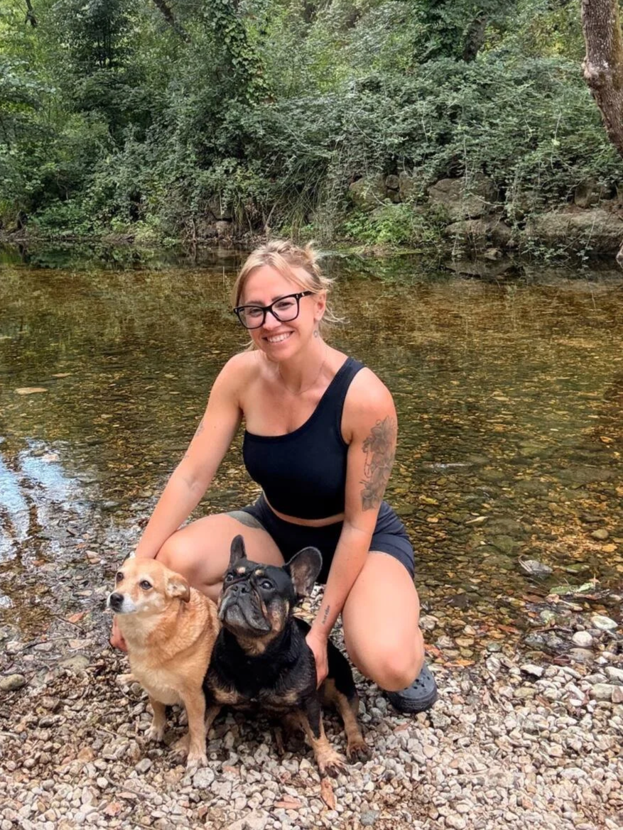 Alex, éducatrice canine avec ses deux chiens.