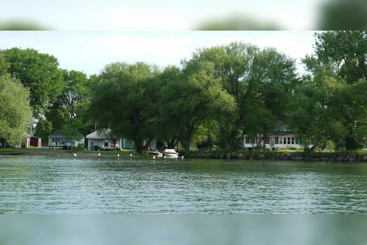 BASS CREEK RESORT (HK) – Operating as a lodge for over 100 years, Bass Creek Resort is located on one of the finest shores of Lake Manitou where guests can enjoy excellent swimming, fishing and boating opportunities. Our fully serviced cabins are ava