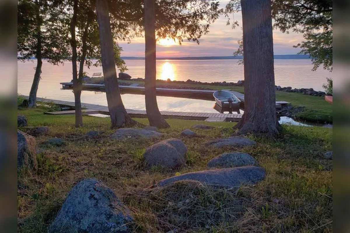 Mountain View resort (HK) – Visit Mountain View Resort located on Lake Manitou. 150-acre family cottage resort with fully equipped cottages, private beach and dock. Each cabin equipped with a BBQ, electric stove, other kitchen essentials and a picnic