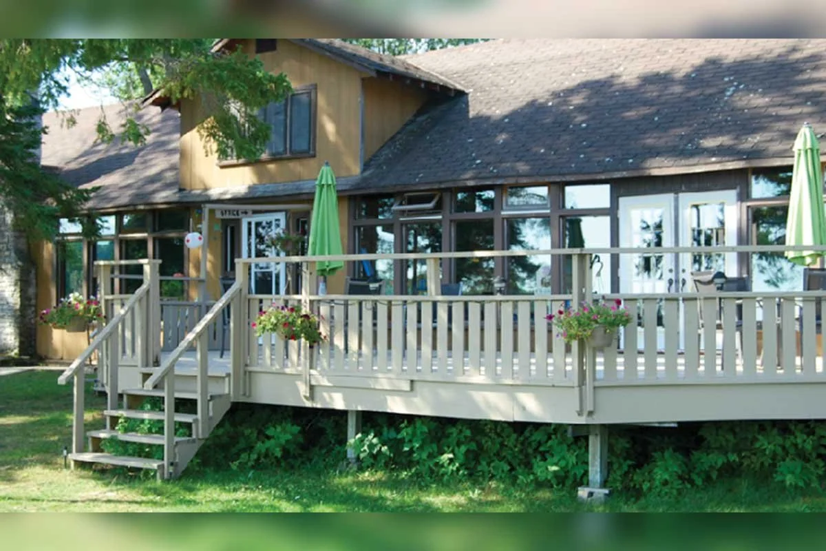 HIDEAWAY LODGE (HK) – Just two km east of “Ontario’s Prettiest Village”, Kagawong. Choose from modern 1, 2 or 3-bedroom lake view housekeeping cottages. Private sandy beach and kids’ playground. Close to hiking trails, Bridal Veil Falls and golf cour