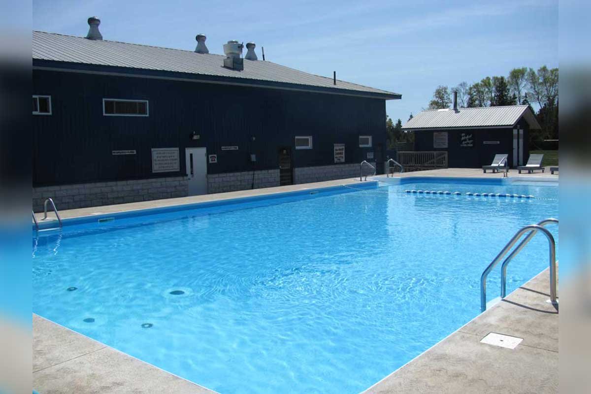 SANTA MARIA TRAILER RESORT AND COTTAGES (HK C TT) – Seasonal, monthly or daily rates on regular sites and pull-through sites for RVs and tent trailers. Sites equipped with 30-amp hydro service, water and sewer systems. Swimming pool, boat launch, gia