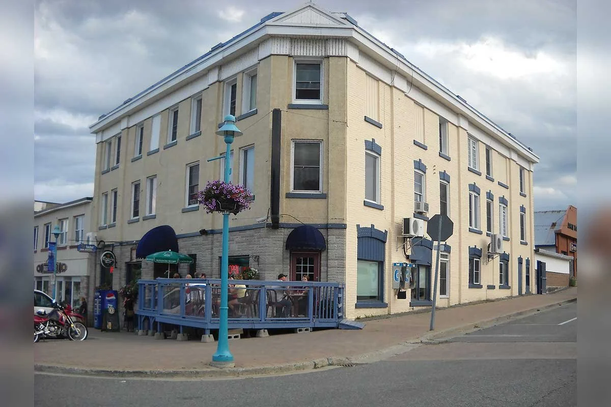 ANCHOR INN HOTEL (H) – Since 1888, The Anchor has been a popular attraction for tourists and locals alike. Under the new ownership of Chris and Denise Callaghan, they are continuing the tradition of offering locally sourced whitefish, specialty salad