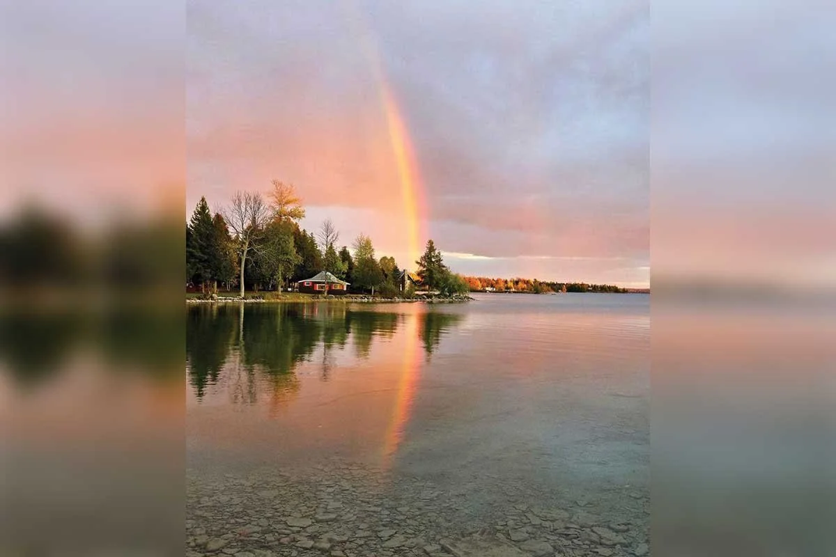 WEE POINT RESORT AND COTTAGES (HK) – Wee Point Resort has it all: every one of our 9 cottages is located on the shore of beautiful Lake Manitou. Some of the cottages have a rustic look, some are more modern looking but inside, every unit is fully mod