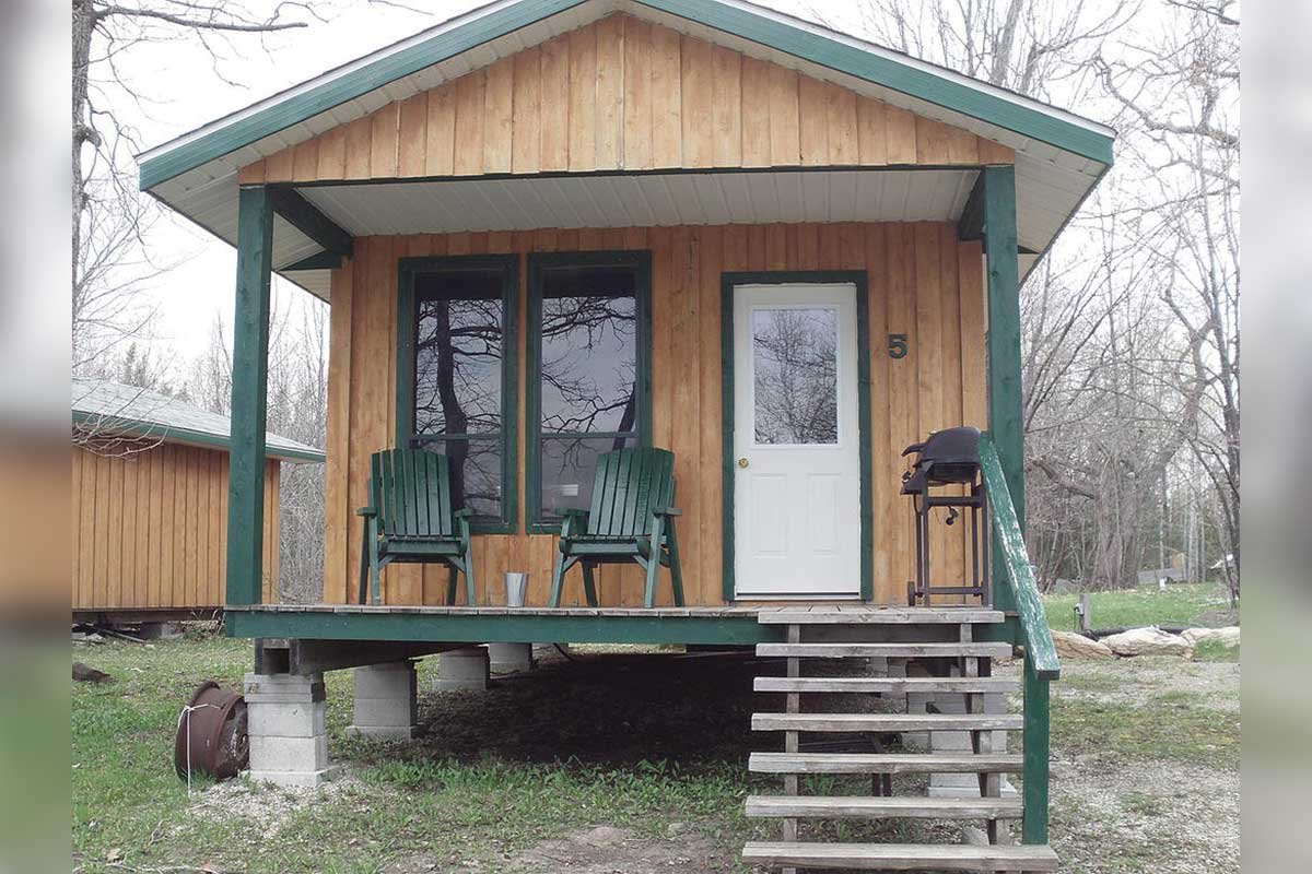 UNCLE STEVE’S PARK AND CABINS (HK) – Off the Bidwell Road, on Lake Manitou’s eastern shore. Centrally located just a few miles from the village of Manitowaning and its championship 18-hole golf course. Safe beach and docking facilities. Boat, kayak a